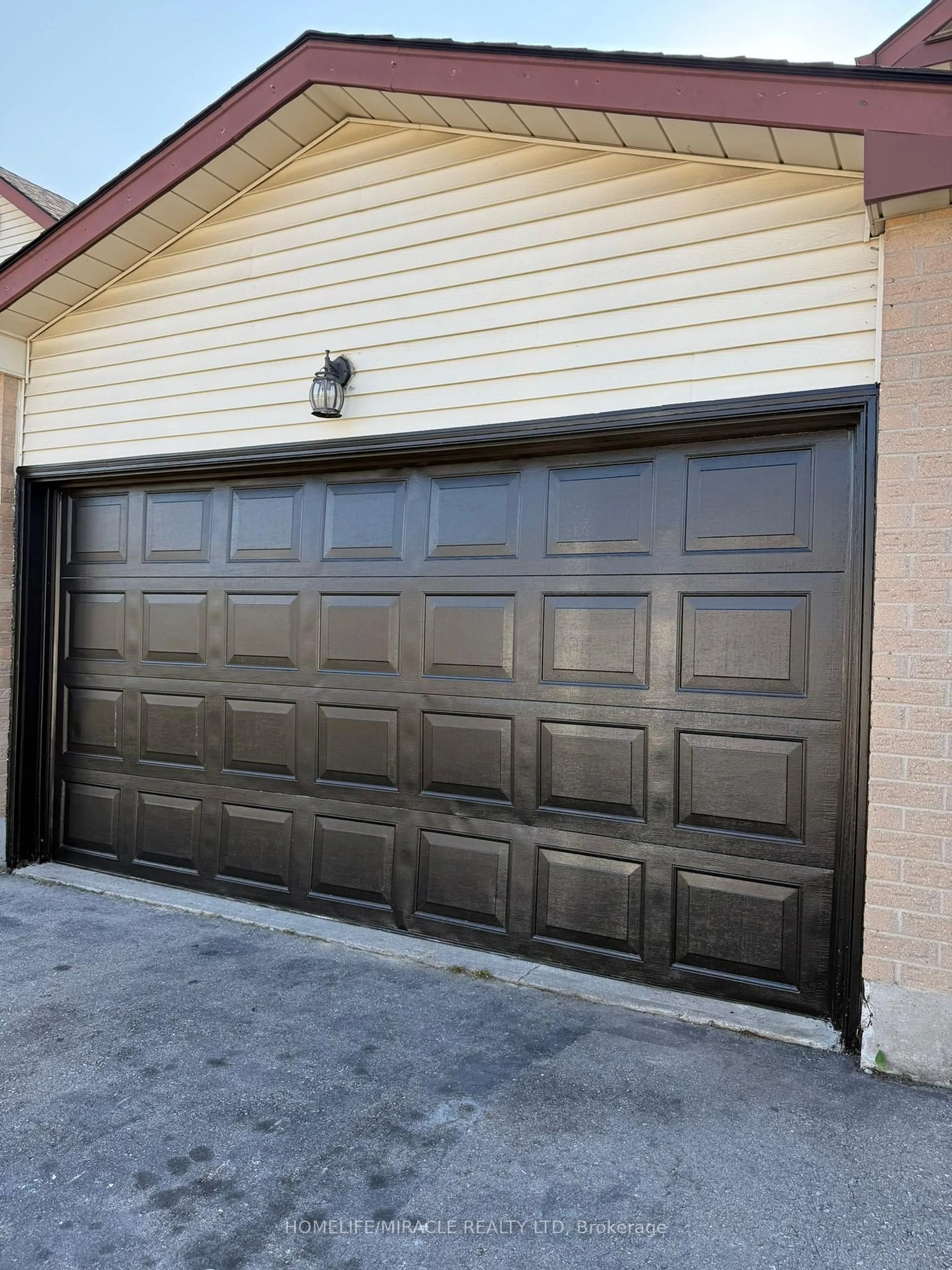 Indoor garage for 128 Stonyburn Cres, Cambridge Ontario N1R 7X3