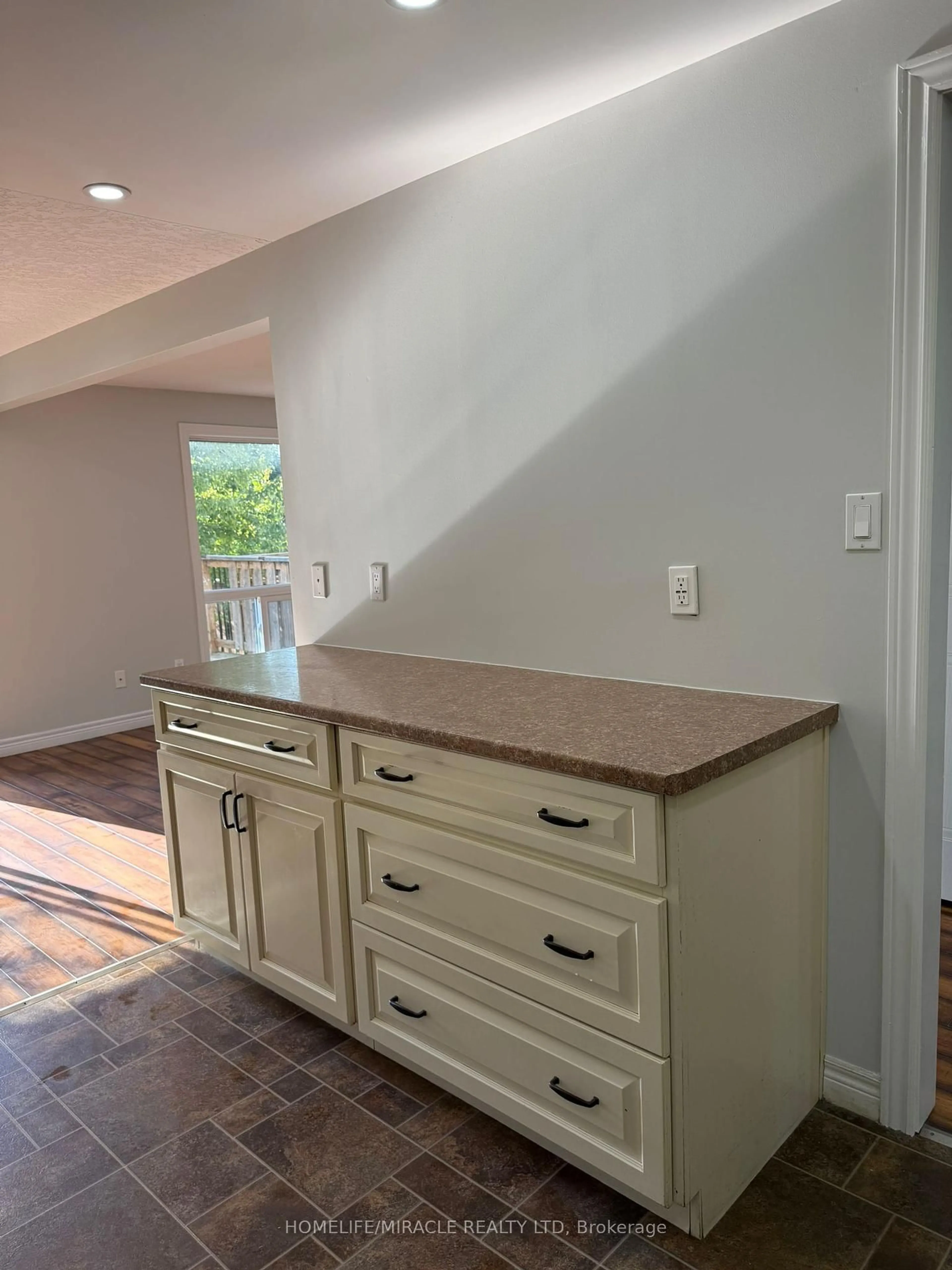 Open concept kitchen, ceramic/tile floor for 128 Stonyburn Cres, Cambridge Ontario N1R 7X3