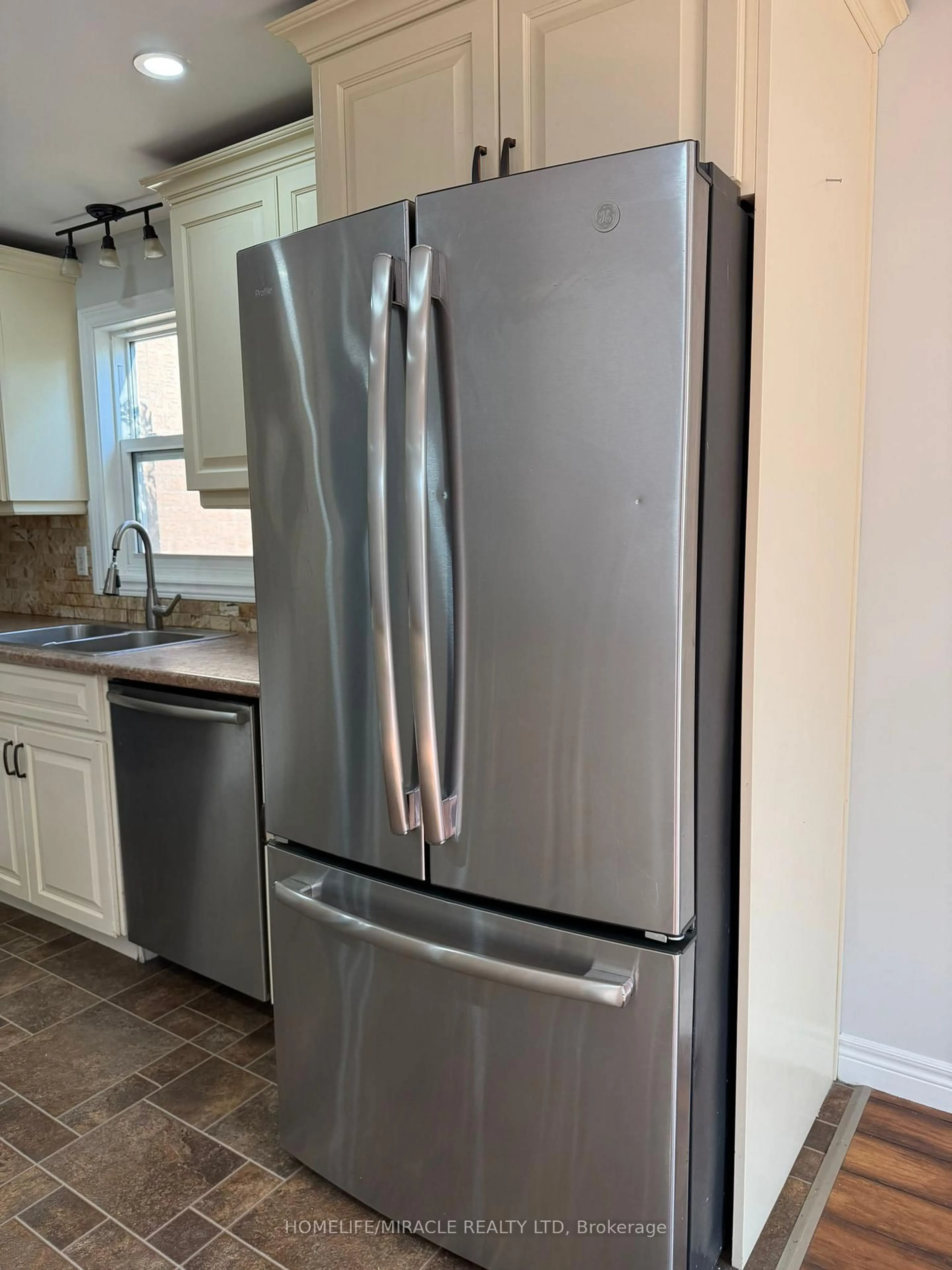 Standard kitchen, unknown for 128 Stonyburn Cres, Cambridge Ontario N1R 7X3