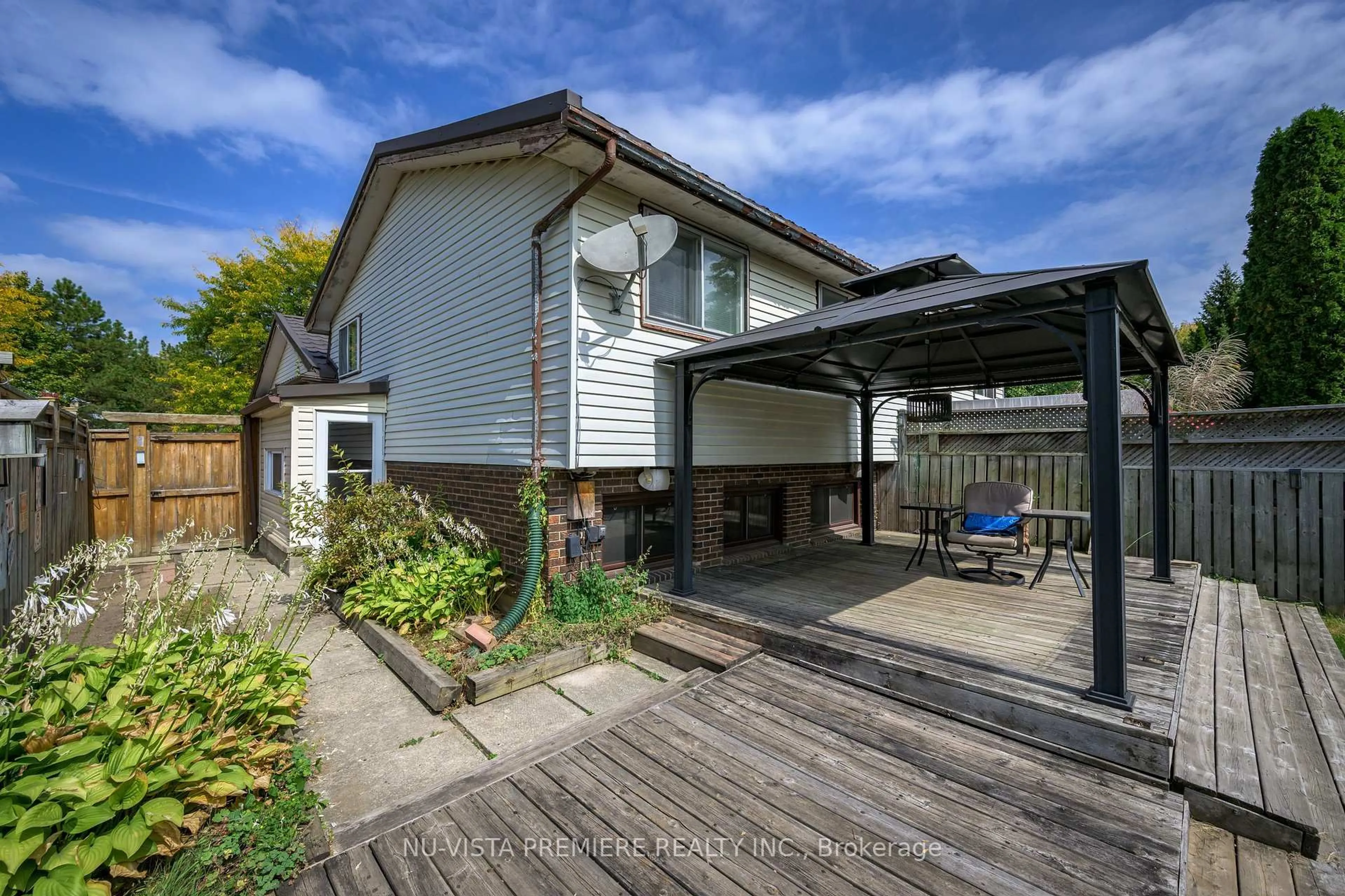 A pic from outside/outdoor area/front of a property/back of a property/a pic from drone, street for 195 Banbury Rd, London South Ontario N5Z 4M1