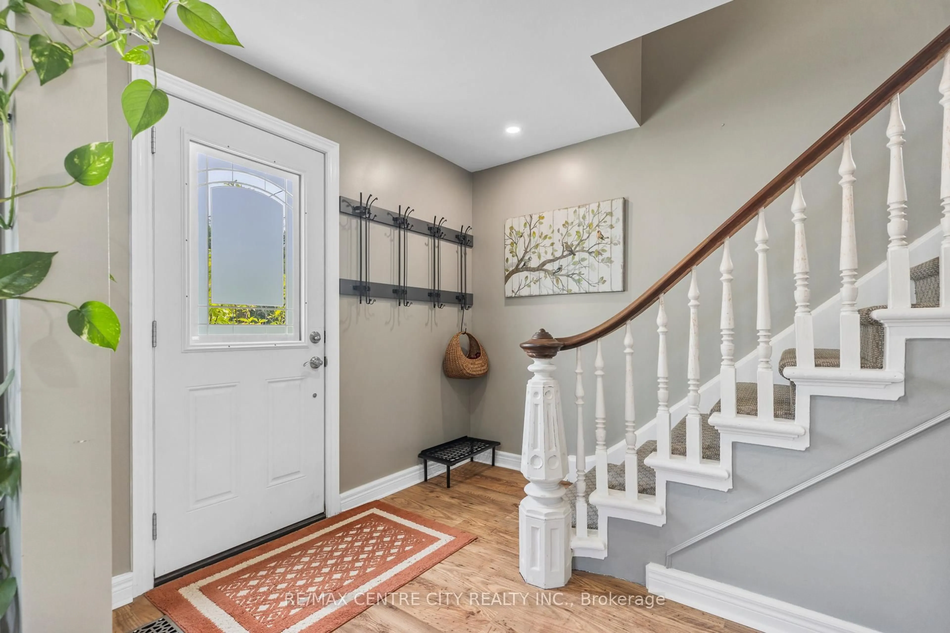 Indoor entryway for 15 Sunset Dr, St. Thomas Ontario N5P 2J5