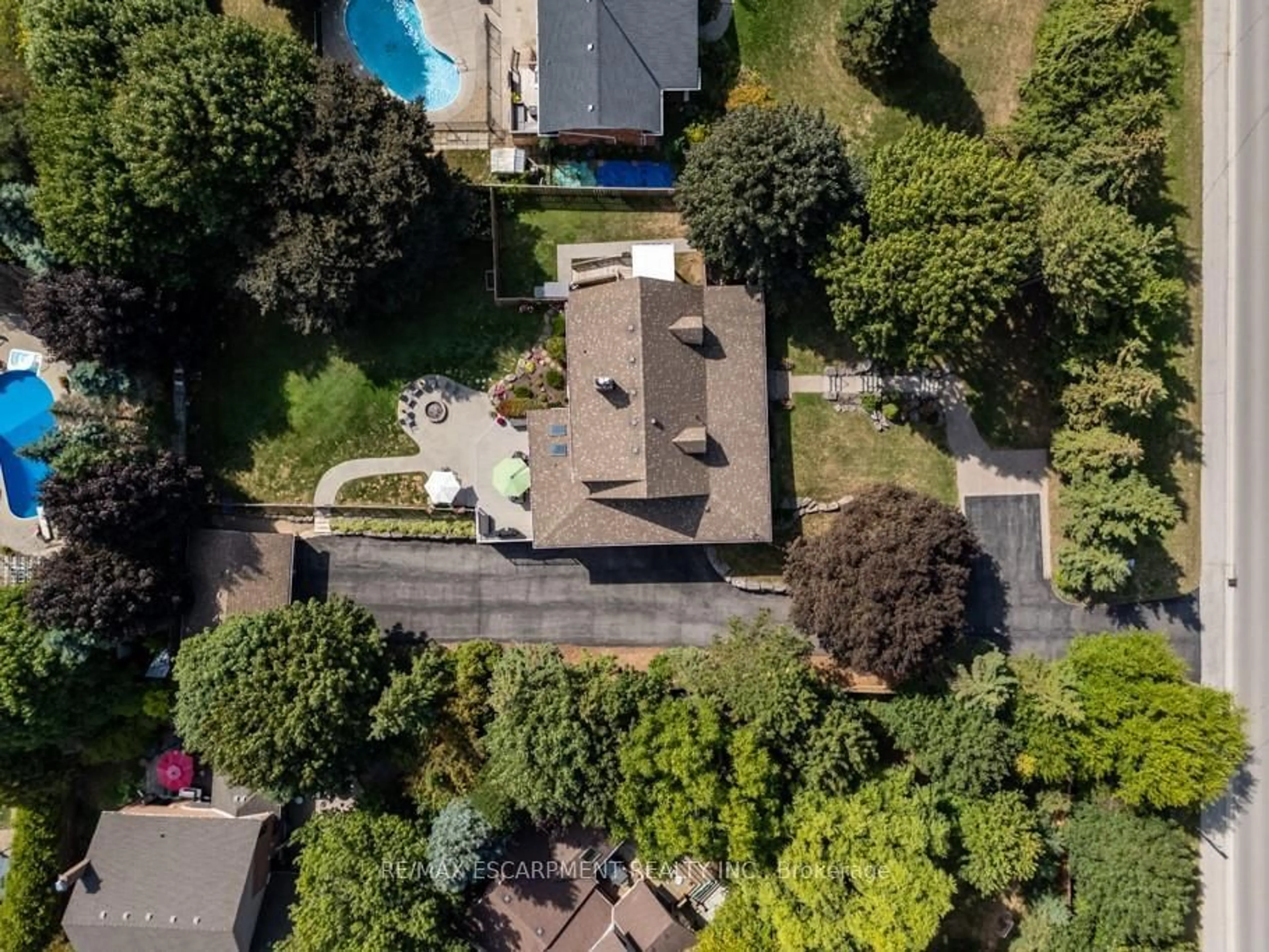A pic from outside/outdoor area/front of a property/back of a property/a pic from drone, street for 196 Dundas St, Hamilton Ontario L0R 2H0
