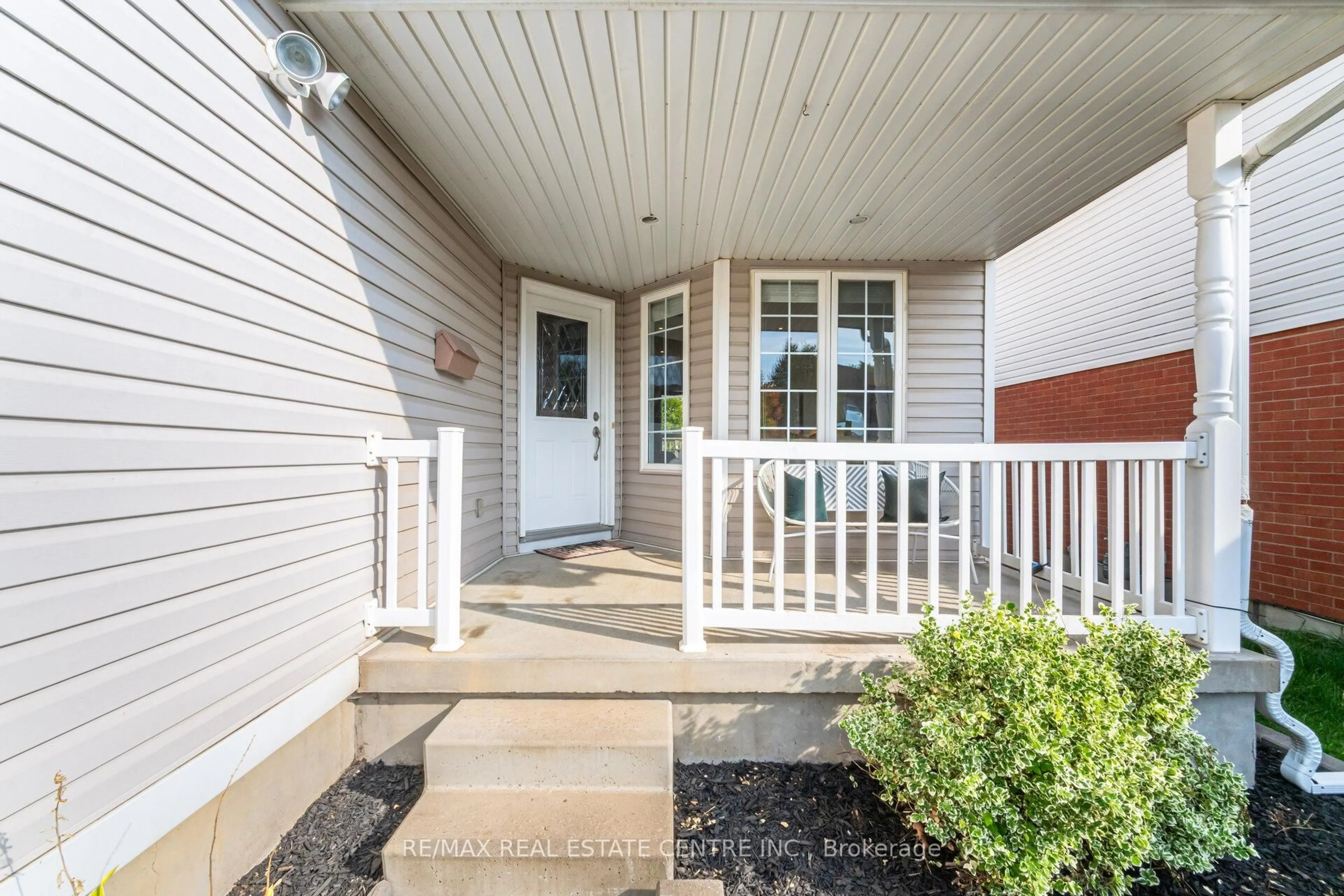 Indoor entryway for 127 Silurian Dr, Guelph Ontario N1E 7G2