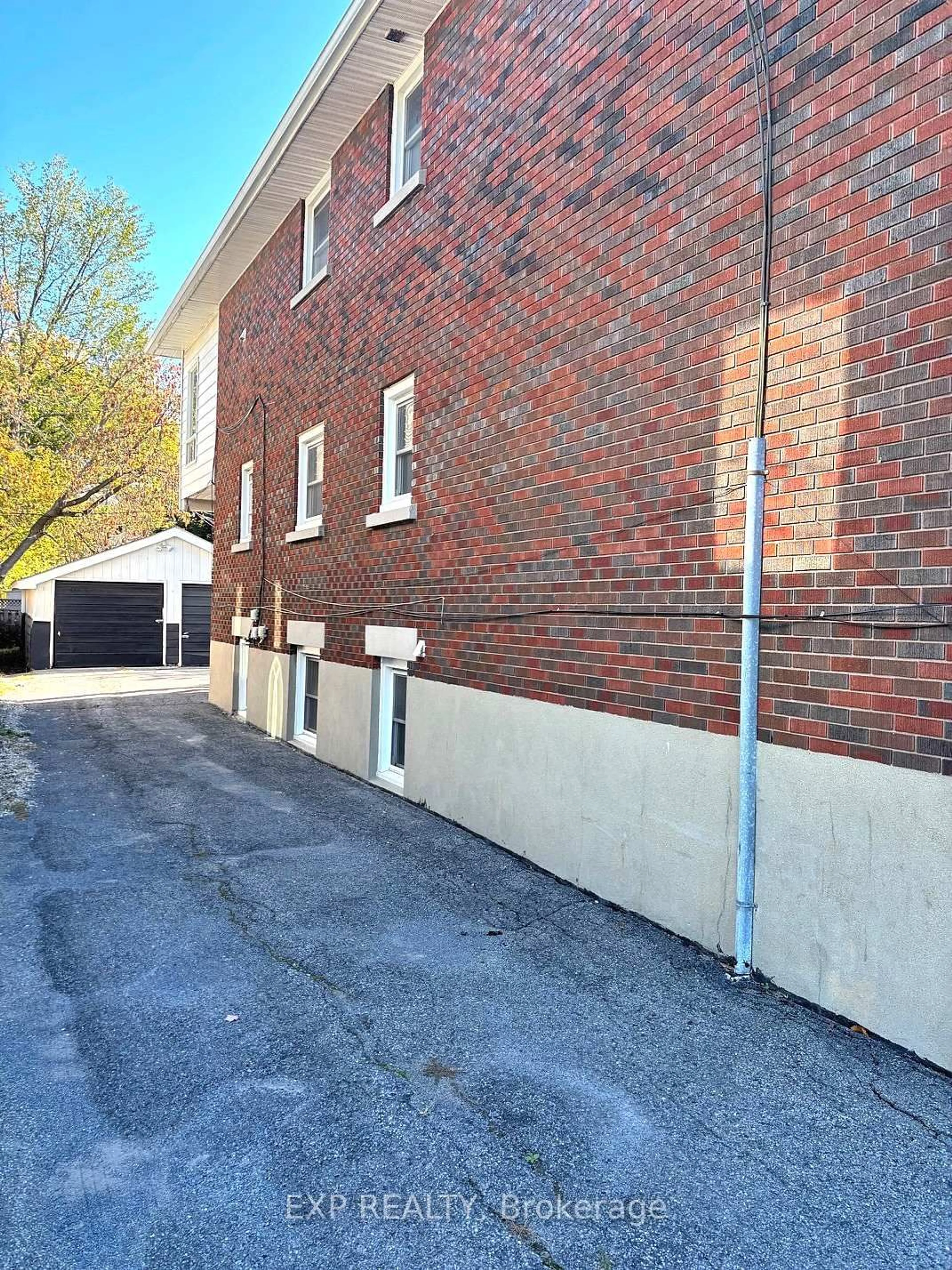 A pic from outside/outdoor area/front of a property/back of a property/a pic from drone, street for 527 Laderoute Ave, Ottawa Ontario K1Z 5V9