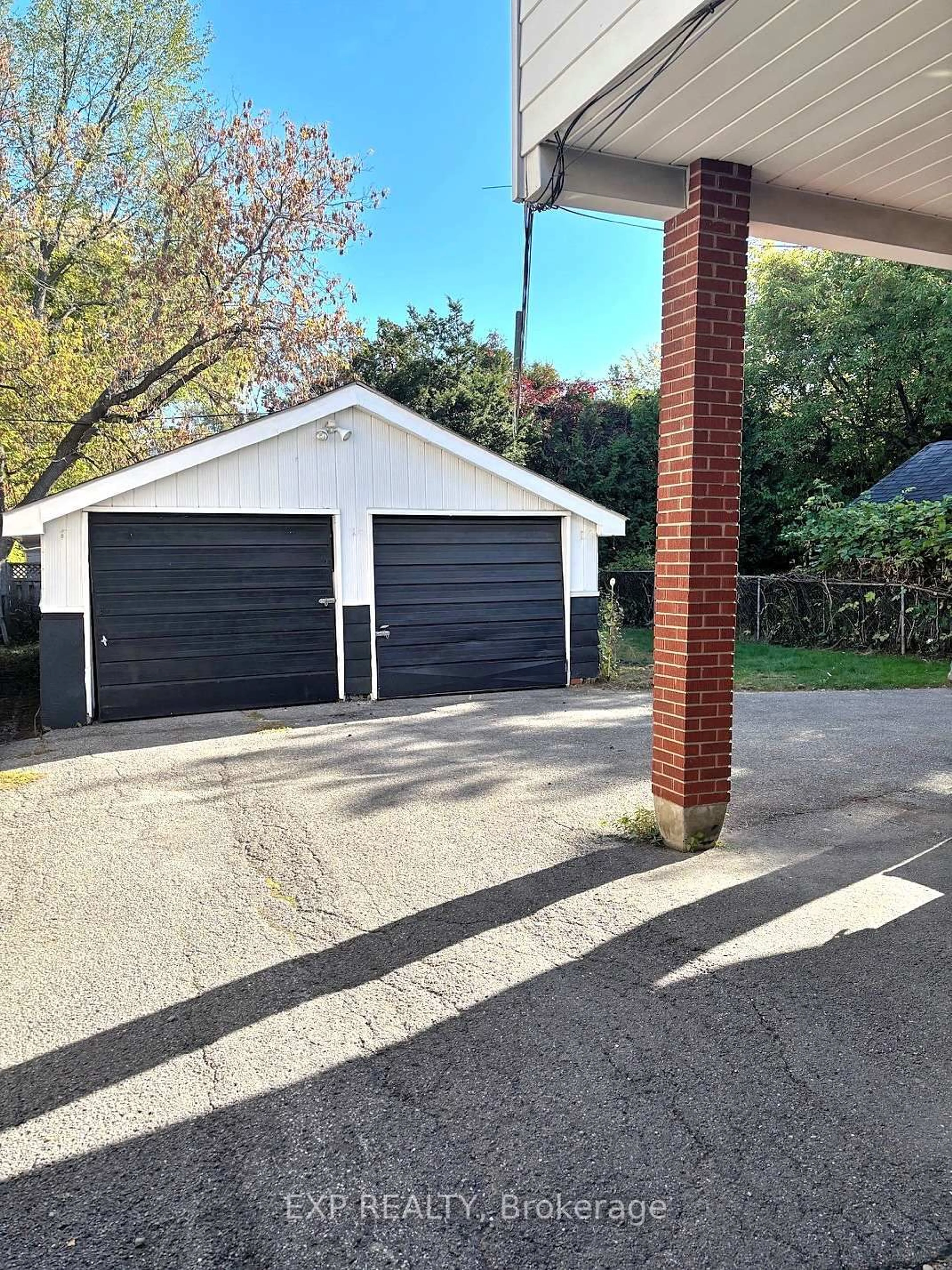 A pic from outside/outdoor area/front of a property/back of a property/a pic from drone, street for 527 Laderoute Ave, Ottawa Ontario K1Z 5V9