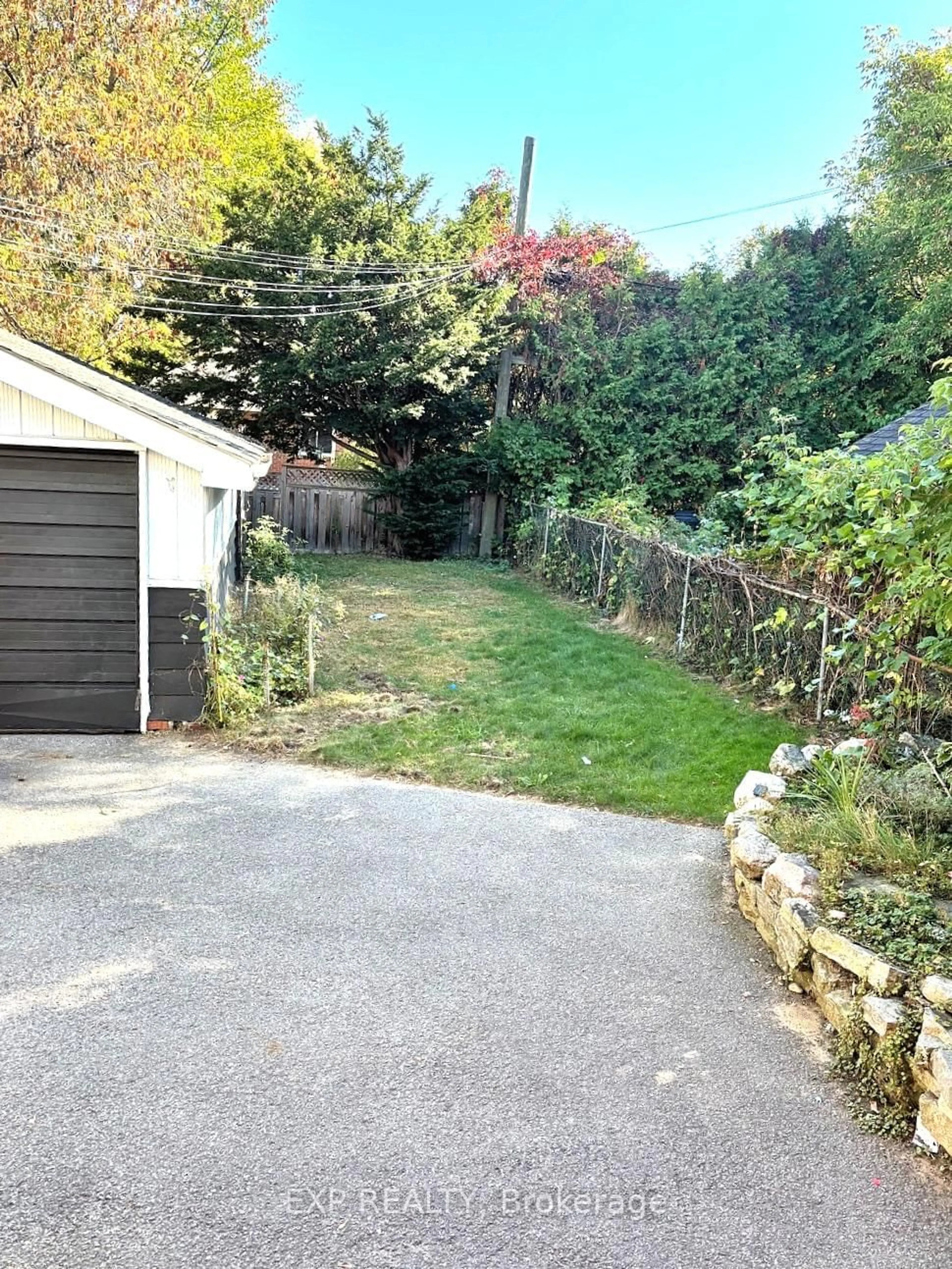 A pic from outside/outdoor area/front of a property/back of a property/a pic from drone, street for 527 Laderoute Ave, Ottawa Ontario K1Z 5V9