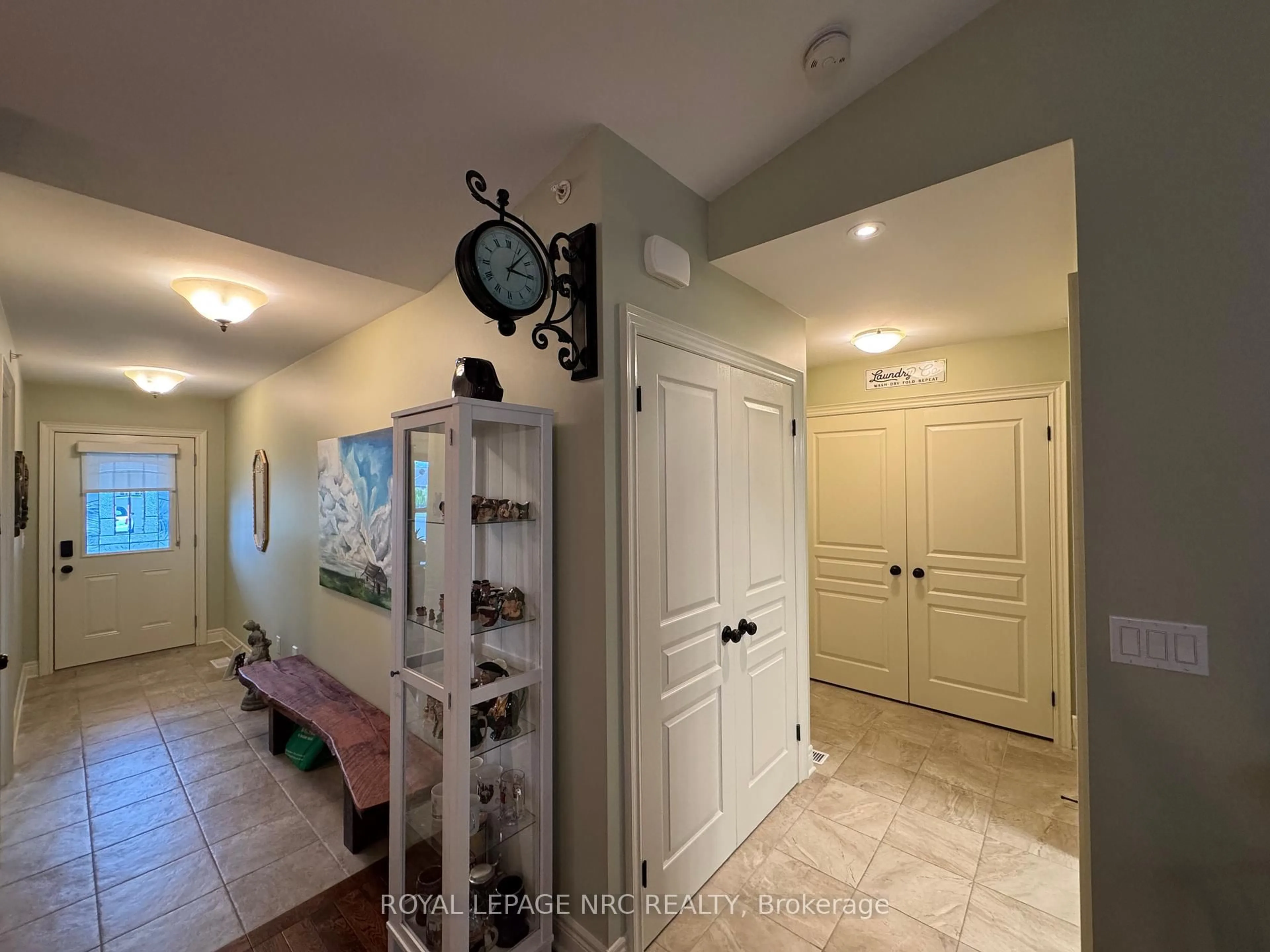 Indoor entryway for 70 Parkside Dr, St. Catharines Ontario L2M 0B2