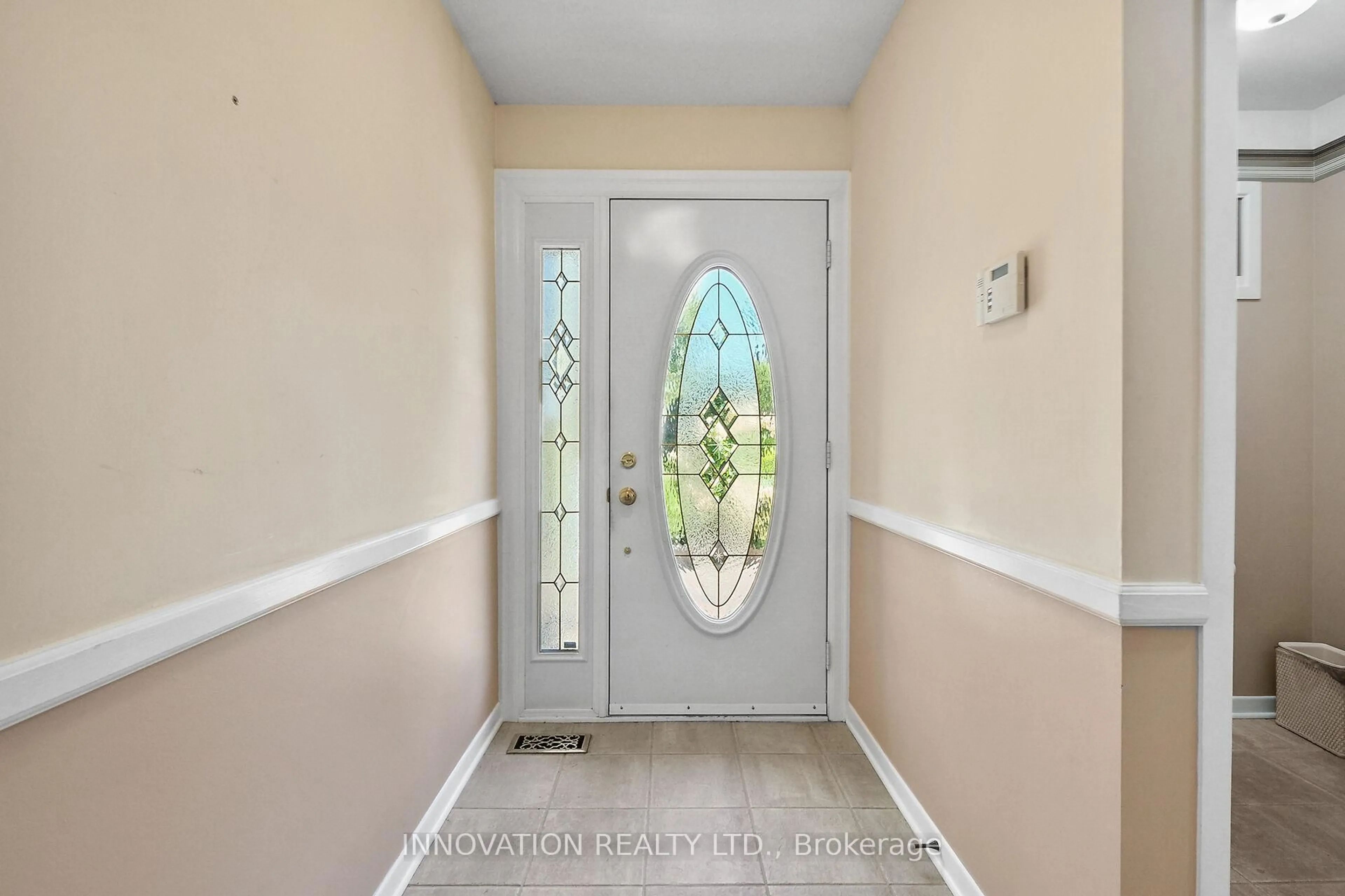 Indoor entryway for 14 Chimo Dr, Kanata Ontario K2L 1A4