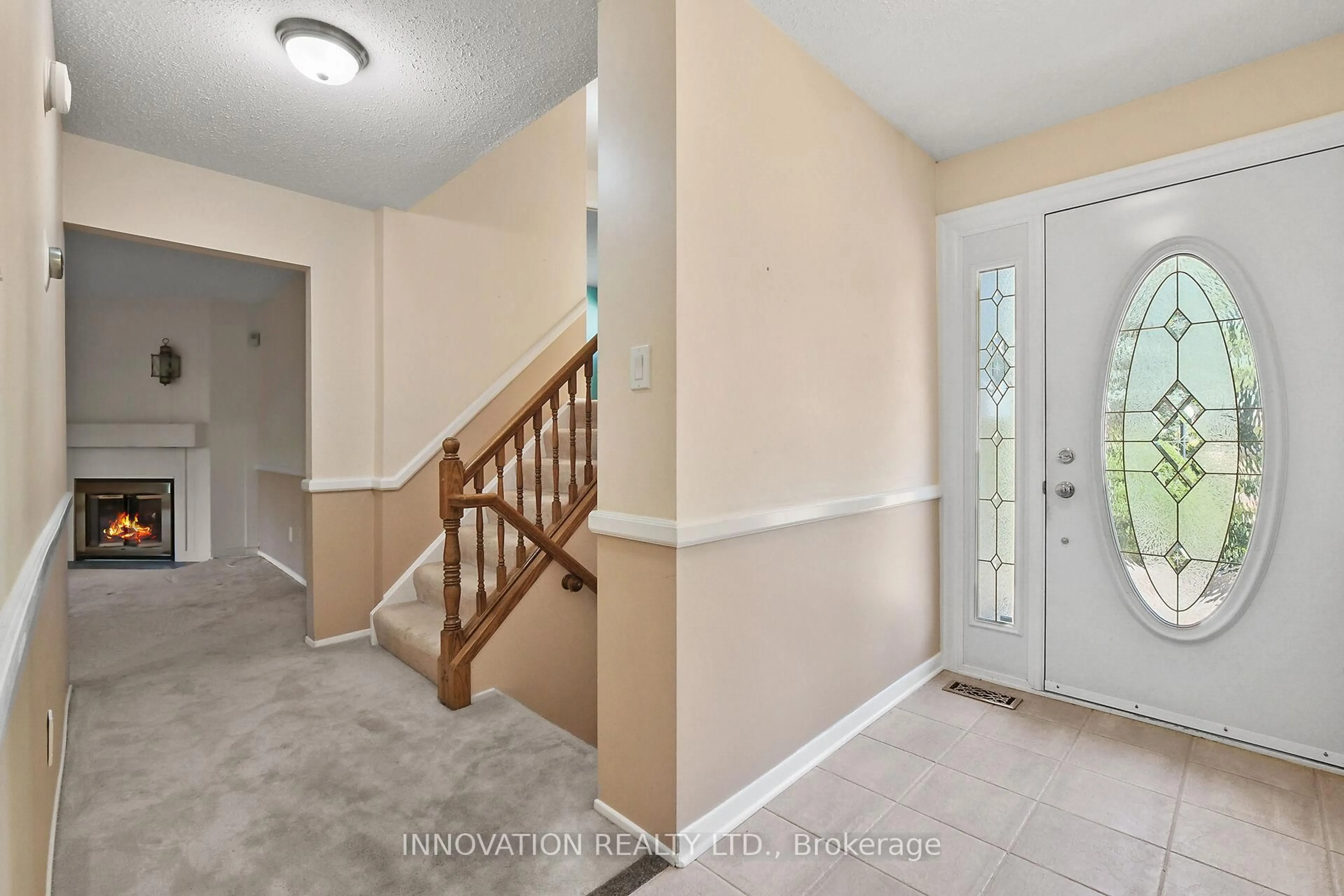 Indoor entryway for 14 Chimo Dr, Kanata Ontario K2L 1A4