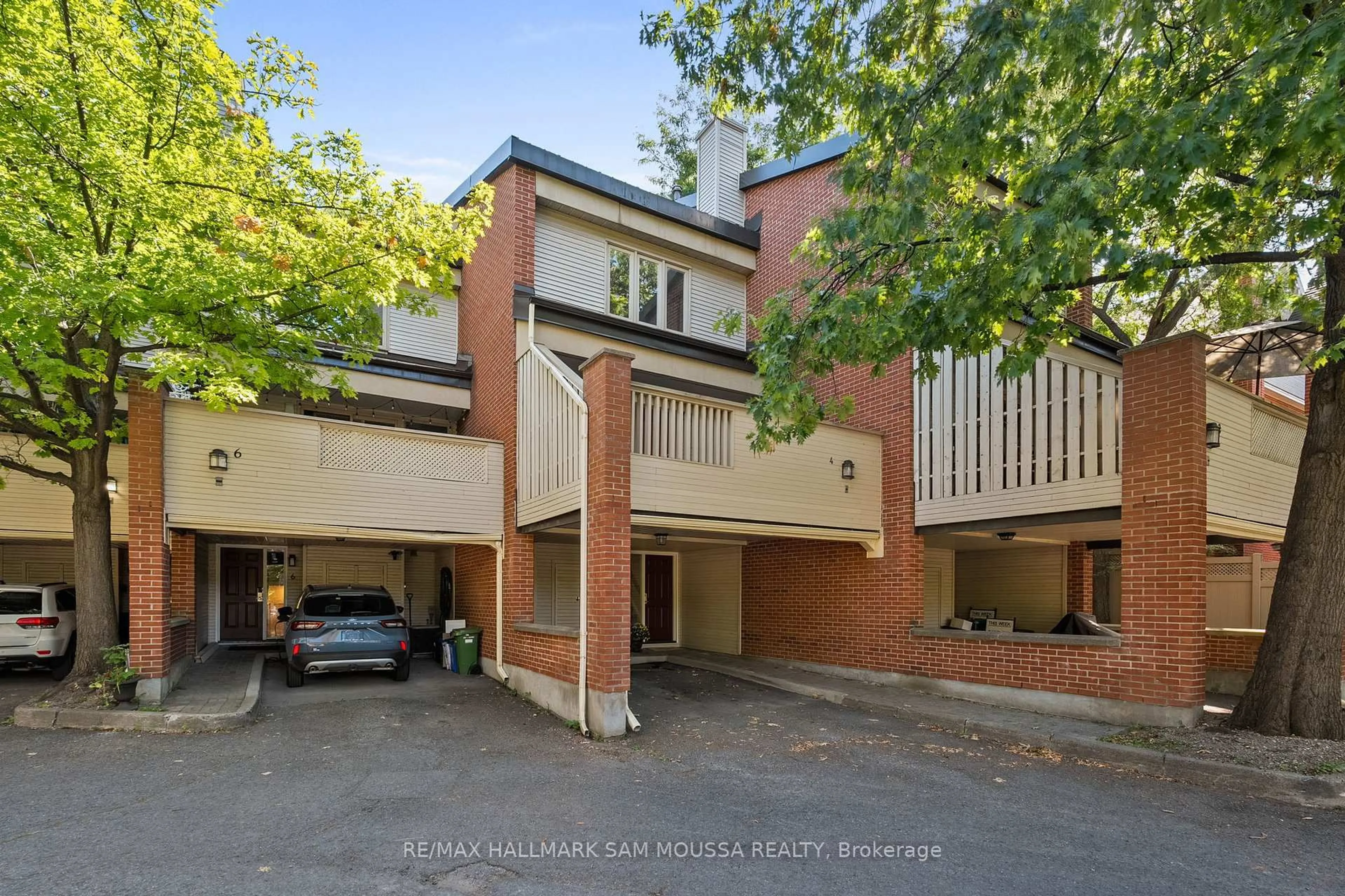 A pic from outside/outdoor area/front of a property/back of a property/a pic from drone, unknown for 60 Greenfield Ave #4, Ottawa Ontario K1S 0X7