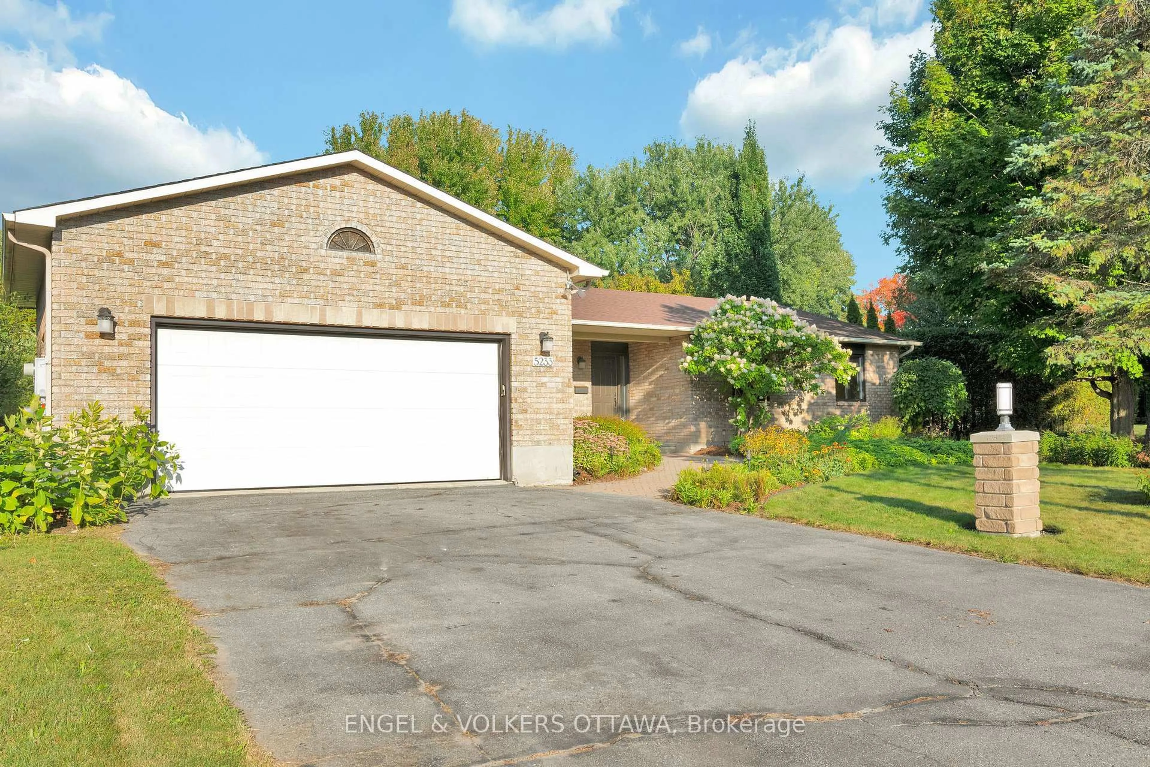 A pic from outside/outdoor area/front of a property/back of a property/a pic from drone, street for 5233 Mclean Cres, Manotick Ontario K4M 1G1