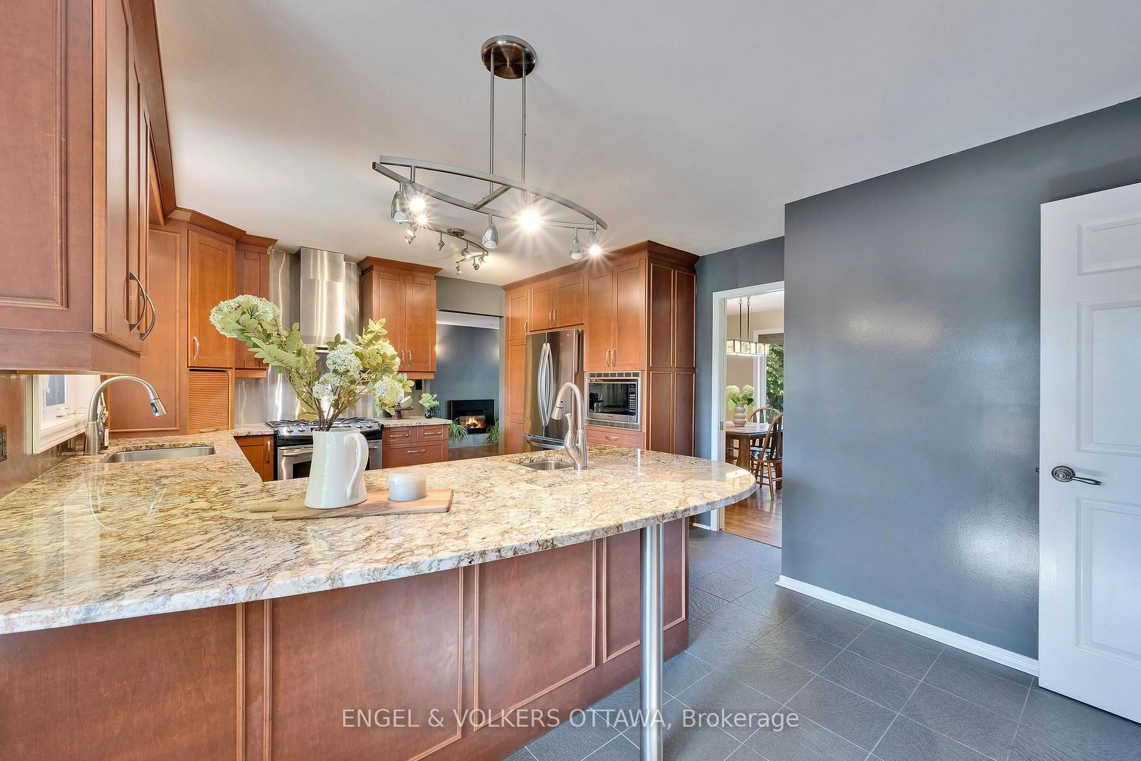 Open concept kitchen, ceramic/tile floor for 5233 Mclean Cres, Manotick Ontario K4M 1G1