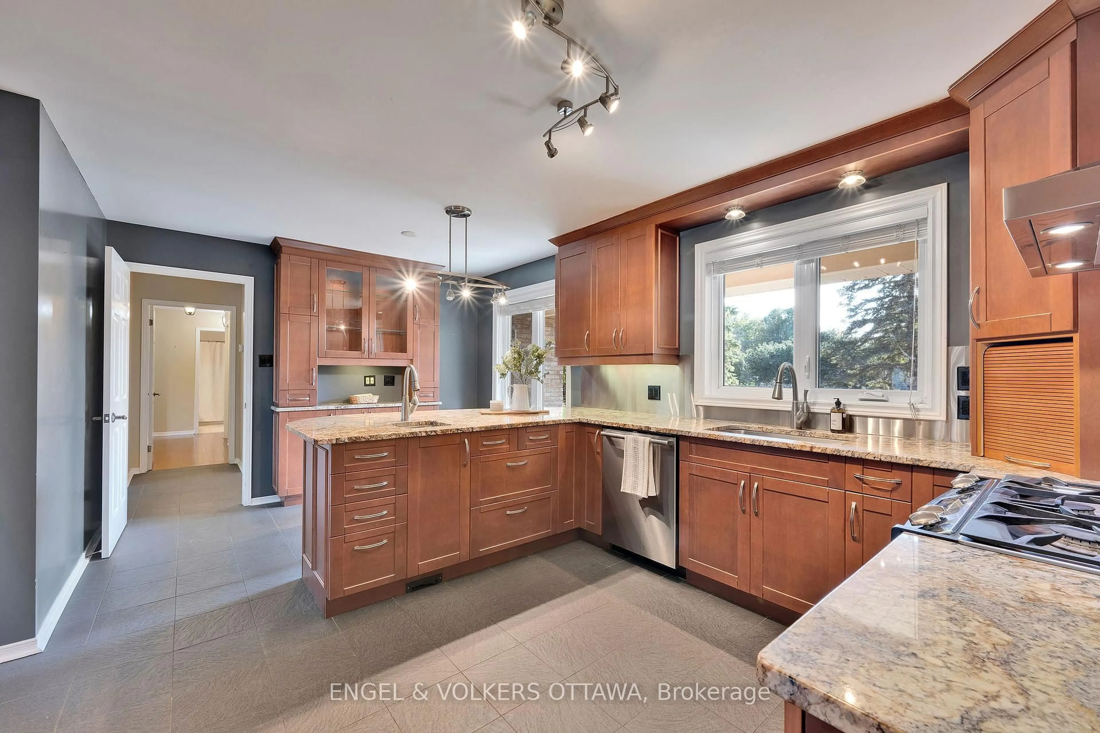 Open concept kitchen, ceramic/tile floor for 5233 Mclean Cres, Manotick Ontario K4M 1G1