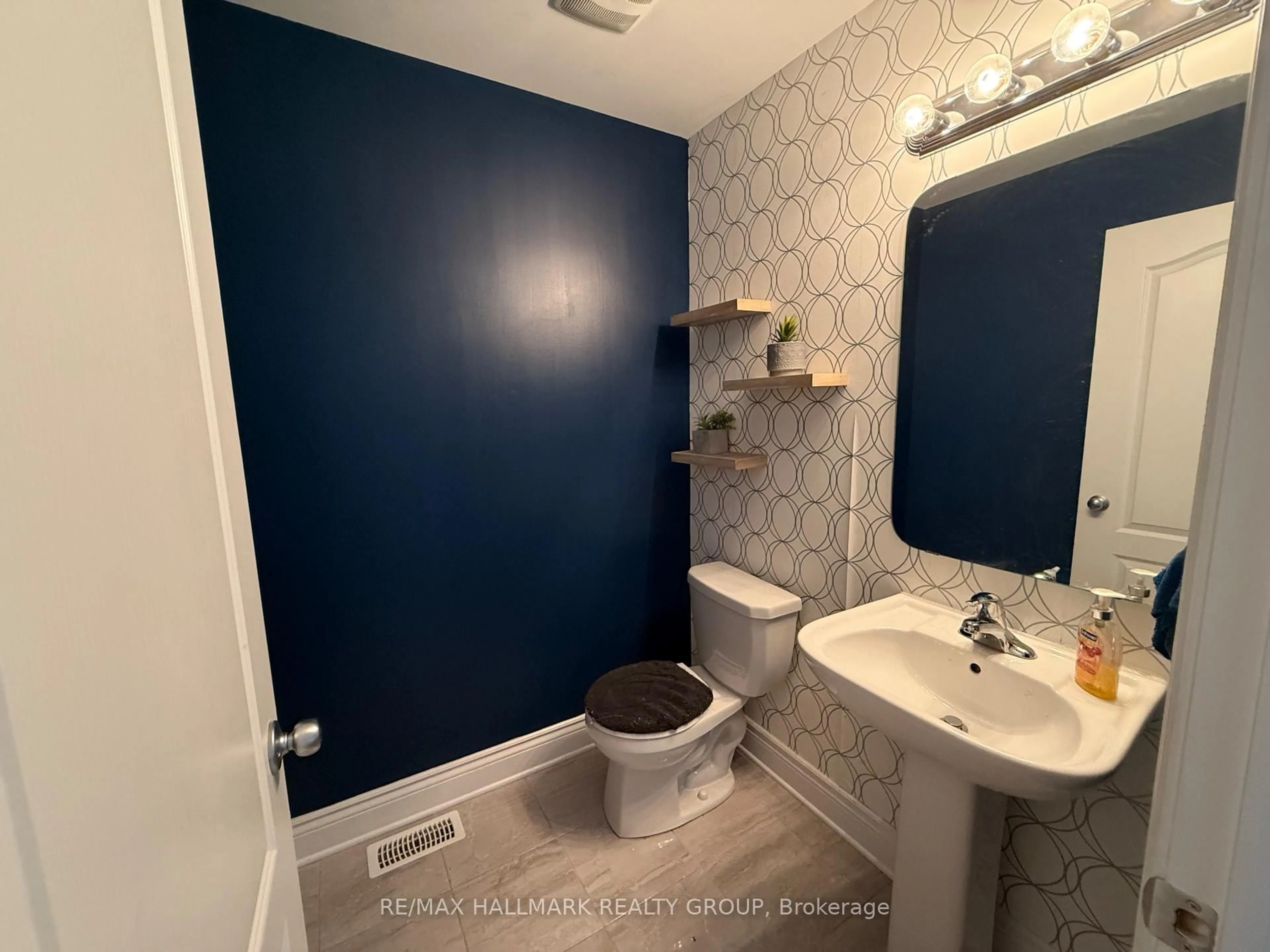 Standard bathroom, ceramic/tile floor for 2309 Marble Cres, Clarence-Rockland Ontario K4K 0G9