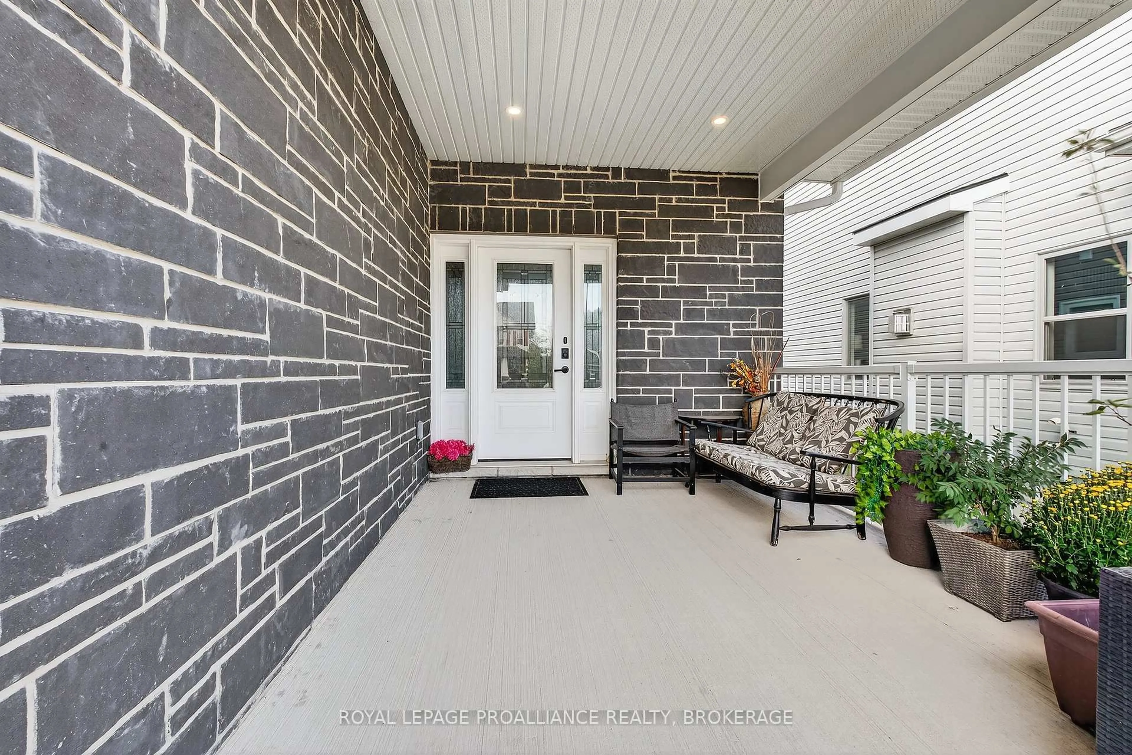 Indoor entryway for 1520 Berkshire Dr, Kingston Ontario K7P 0S7