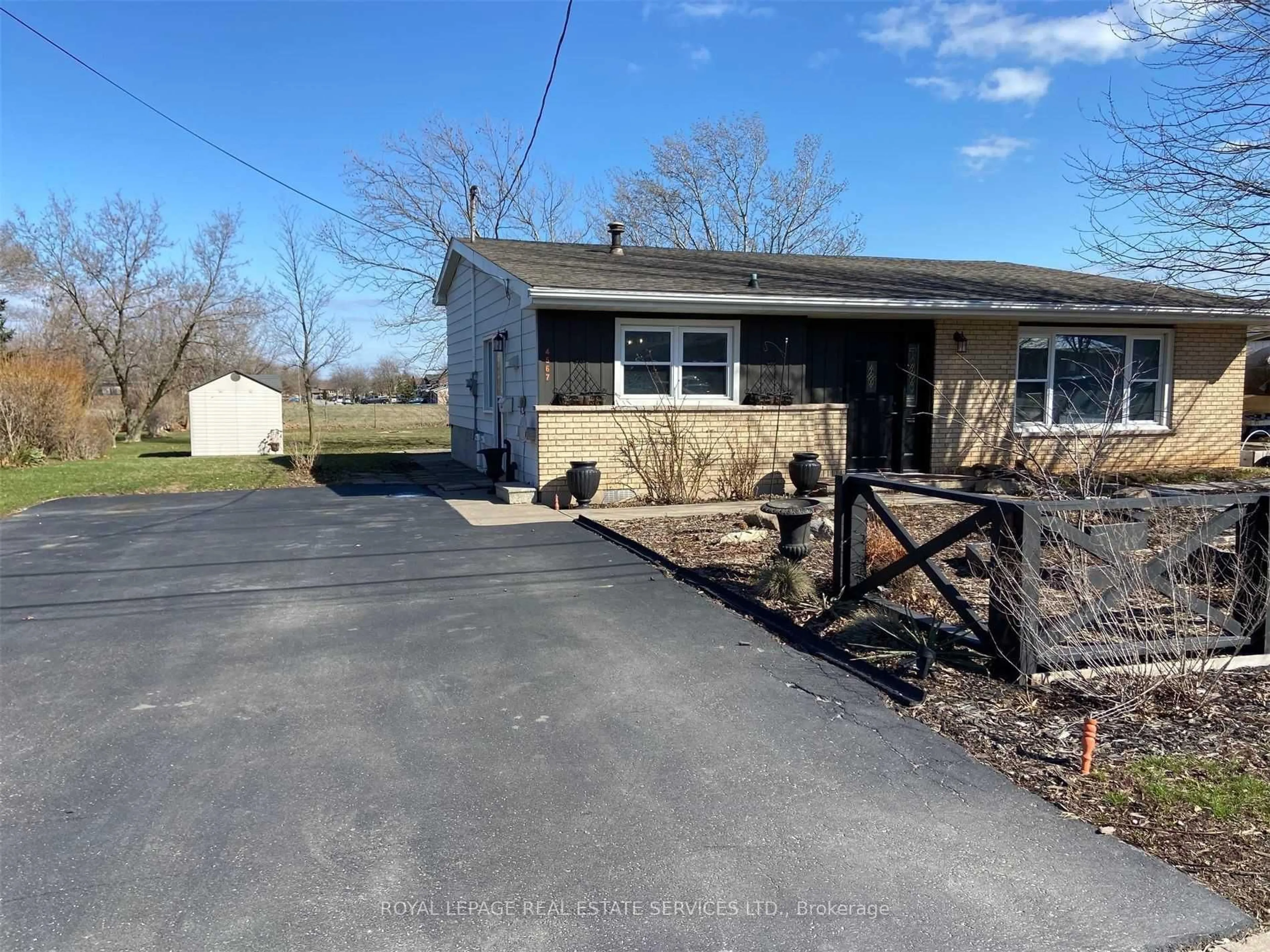 A pic from outside/outdoor area/front of a property/back of a property/a pic from drone, street for 4567 Ontario St, Lincoln Ontario L0R 1B5
