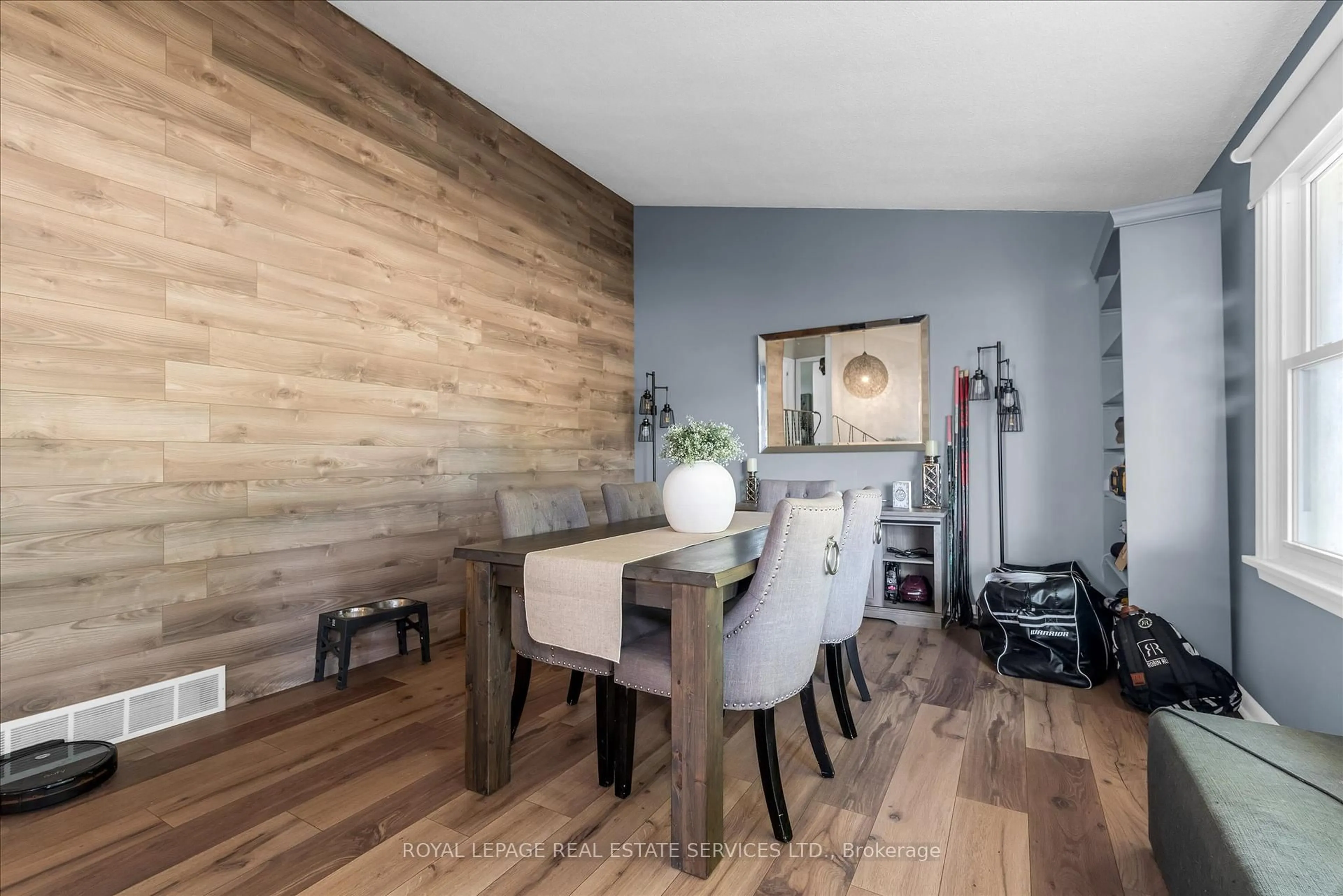 Dining room, wood/laminate floor for 4567 Ontario St, Lincoln Ontario L0R 1B5