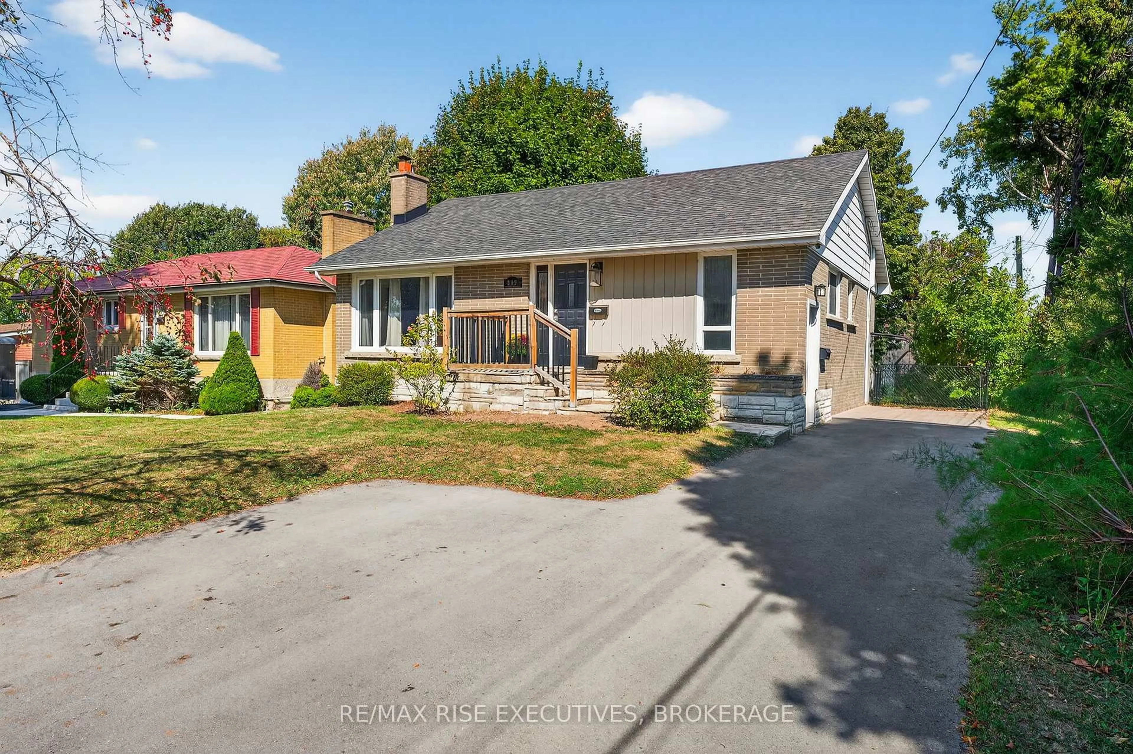 A pic from outside/outdoor area/front of a property/back of a property/a pic from drone, street for 309 Arrowhead Pl, Kingston Ontario K7M 3L4