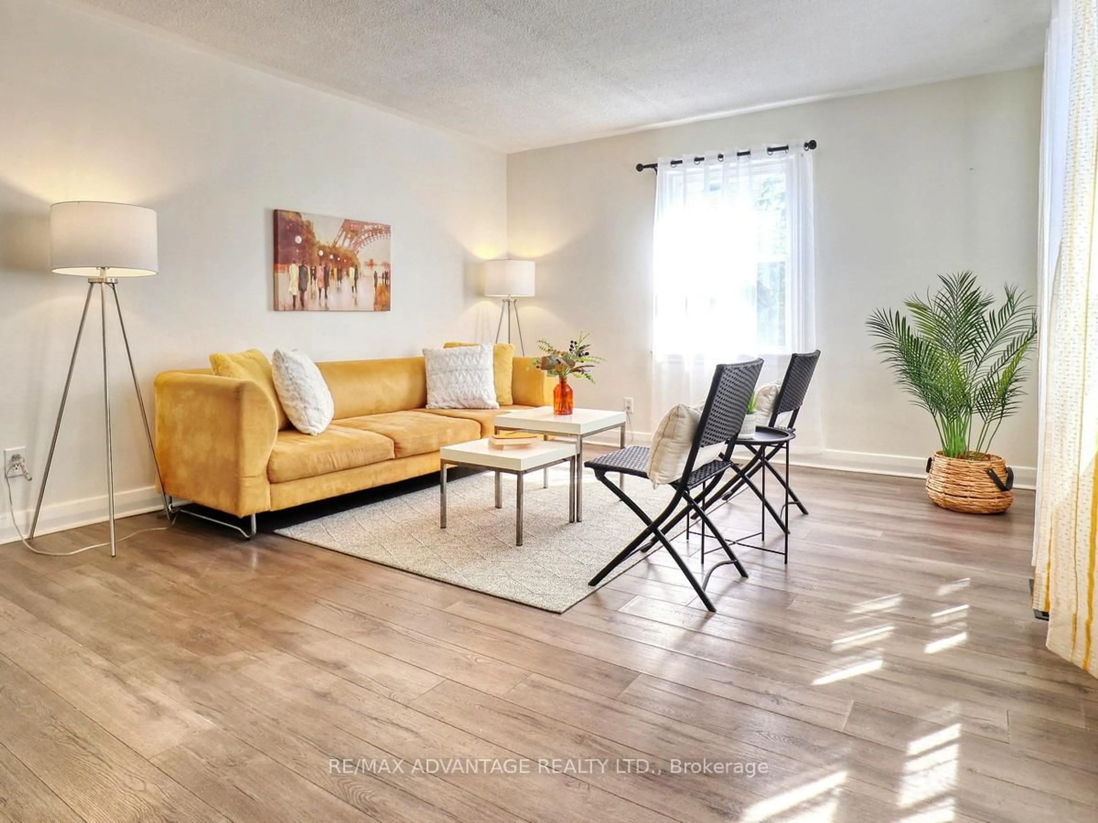 Living room with furniture, wood/laminate floor for 80 Empire St, London East Ontario N5Y 1G7