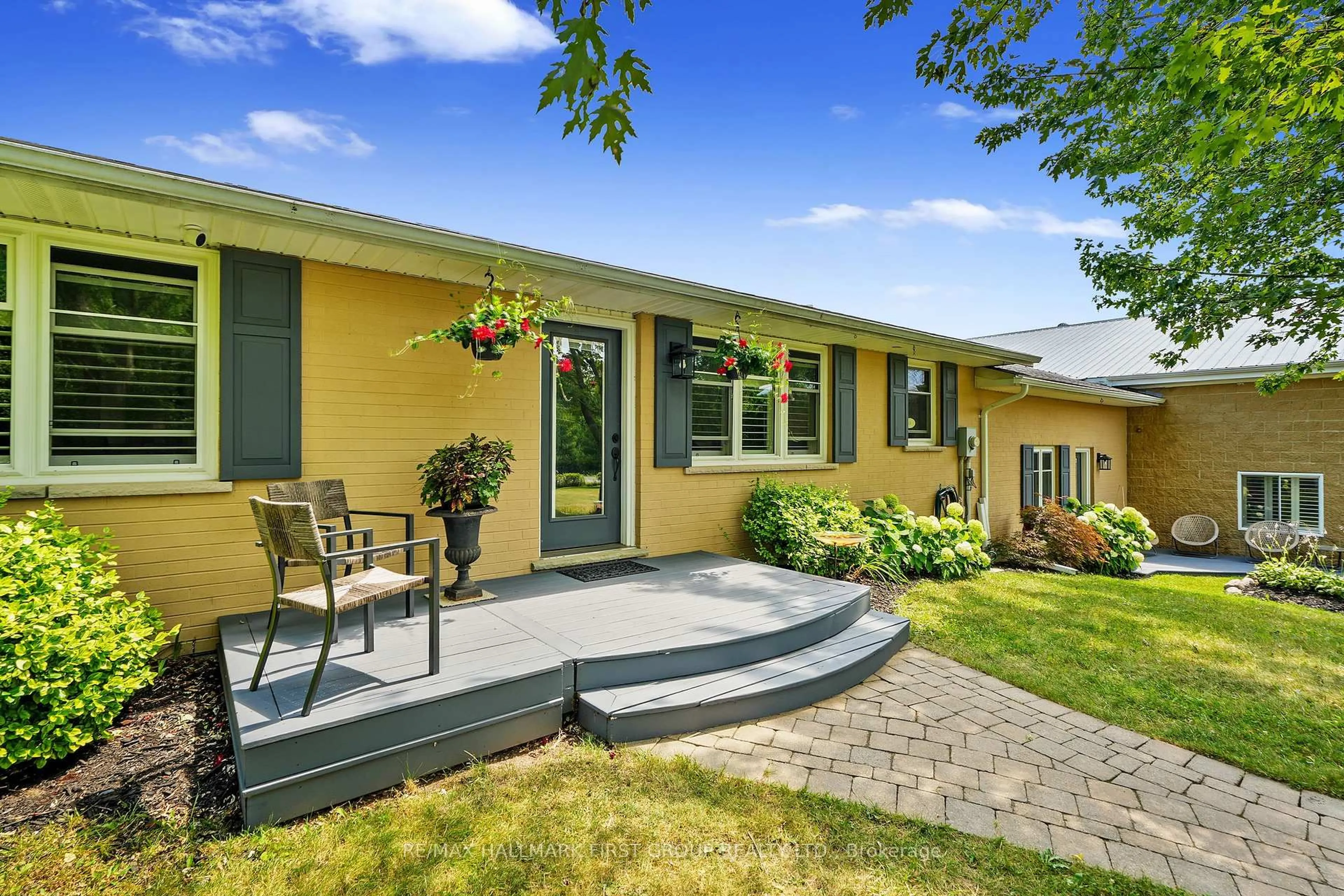 Patio, street for 3311 Burnham St, Hamilton Township Ontario K9A 4J7