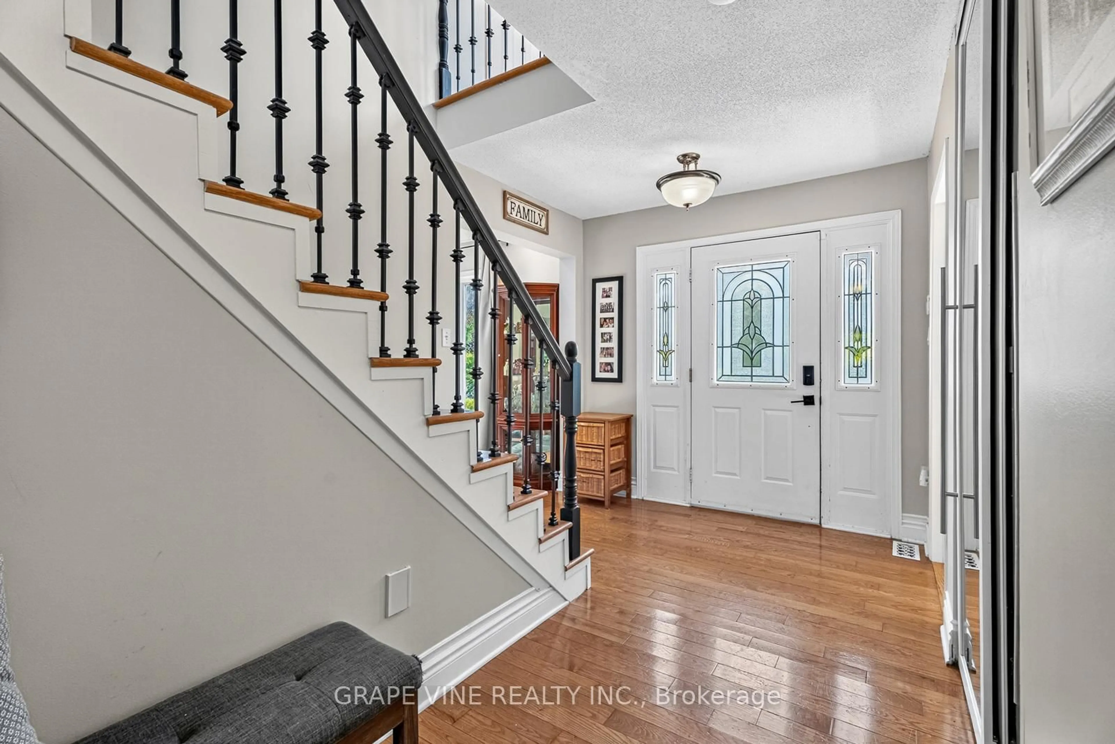 Indoor entryway for 1366 Cornfield Cres, Ottawa Ontario K4P 1E6