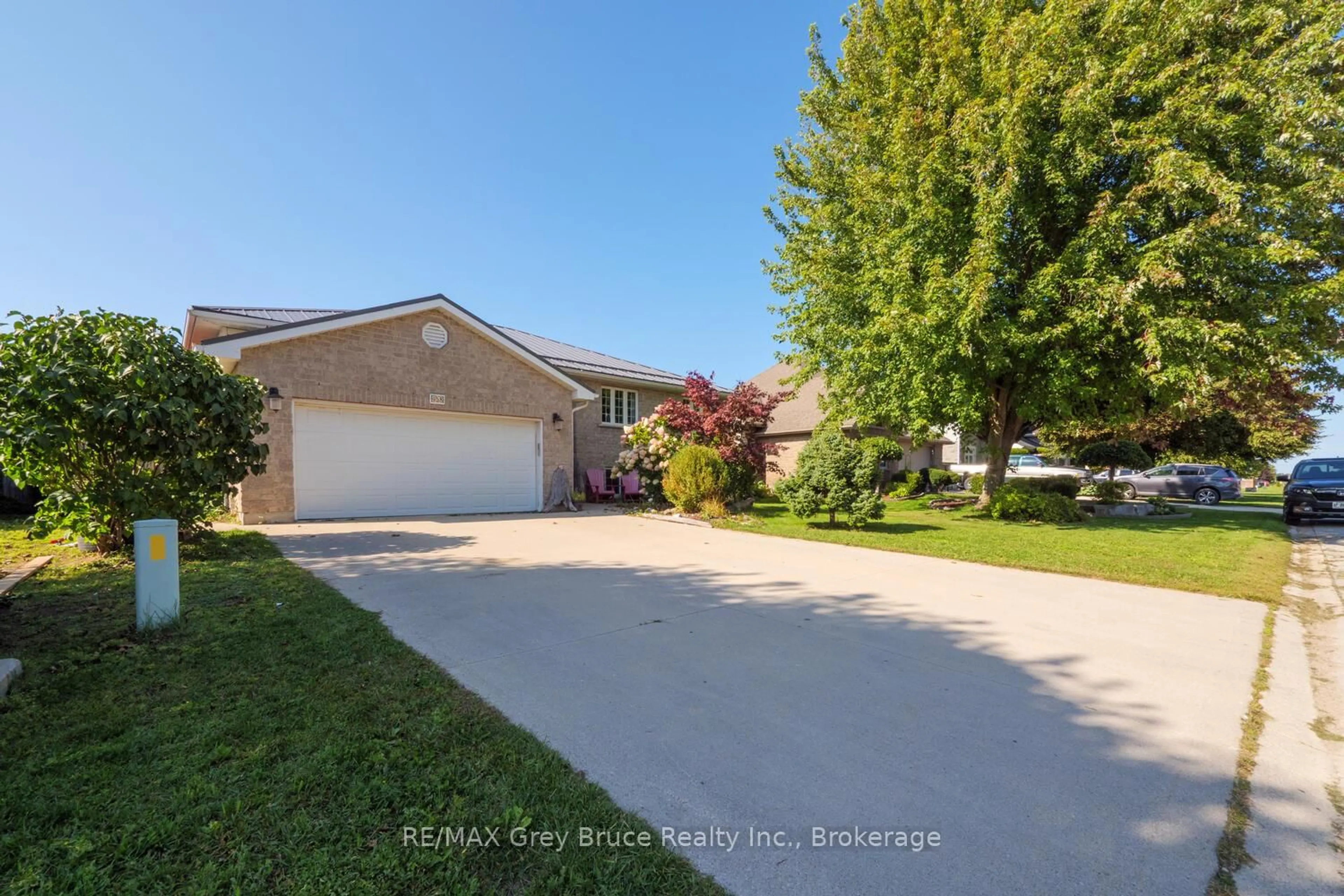 A pic from outside/outdoor area/front of a property/back of a property/a pic from drone, street for 958 Highland St, Saugeen Shores Ontario N0H 2C2