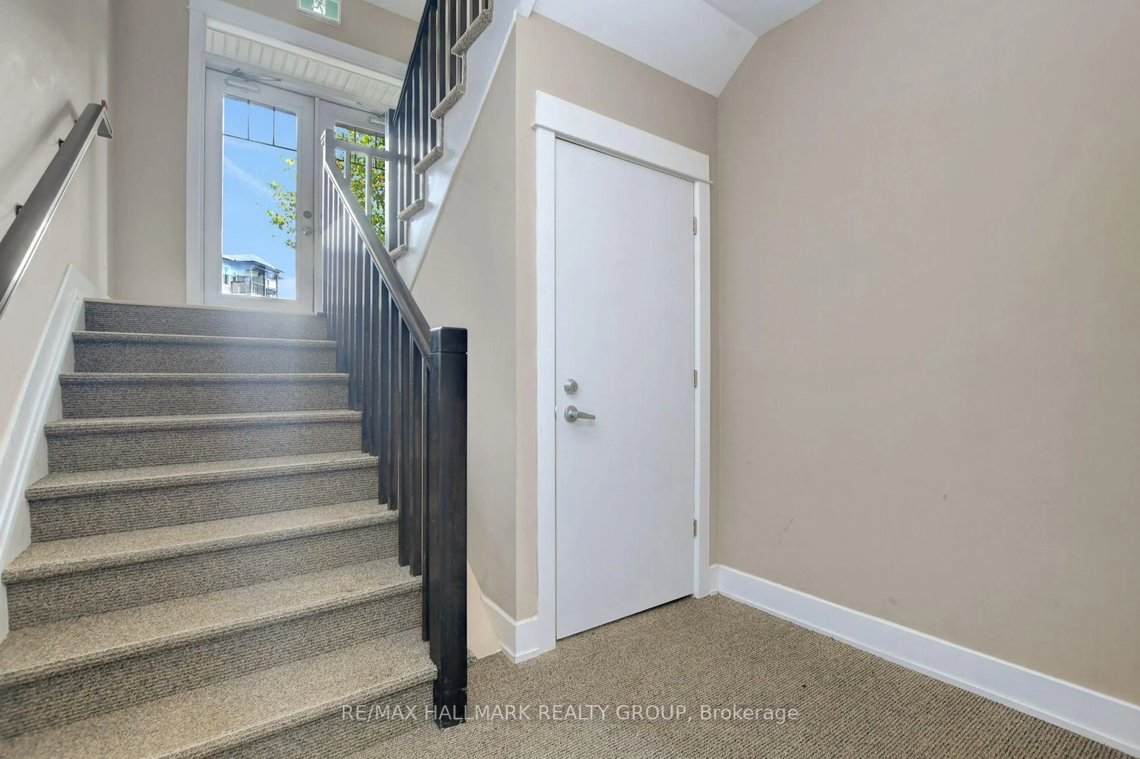 Indoor entryway for 486 Via Verona Ave #1, Ottawa Ontario K2J 6B3