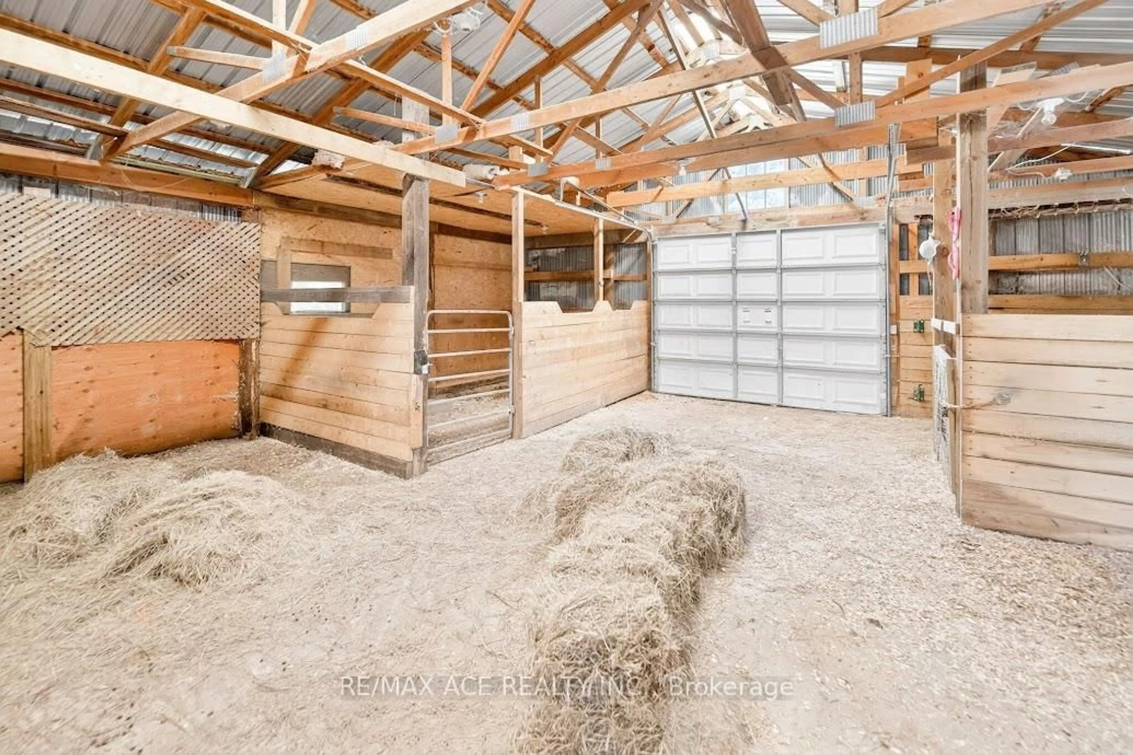 Indoor garage for 2425 North School Rd, Havelock-Belmont-Methuen Ontario K0L 1Z0