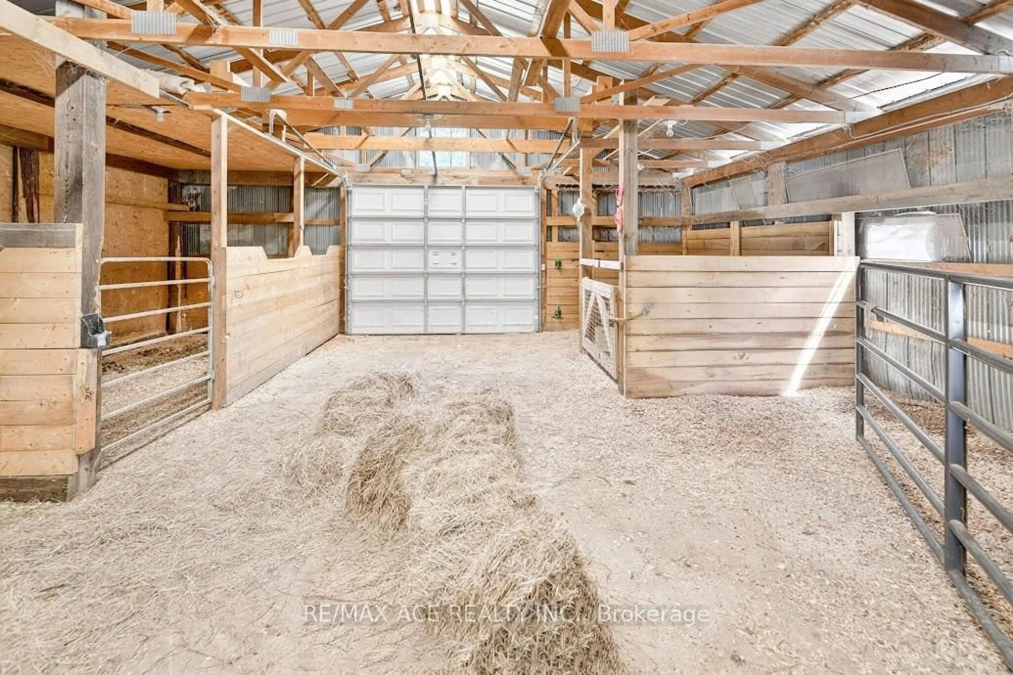 Indoor garage for 2425 North School Rd, Havelock-Belmont-Methuen Ontario K0L 1Z0
