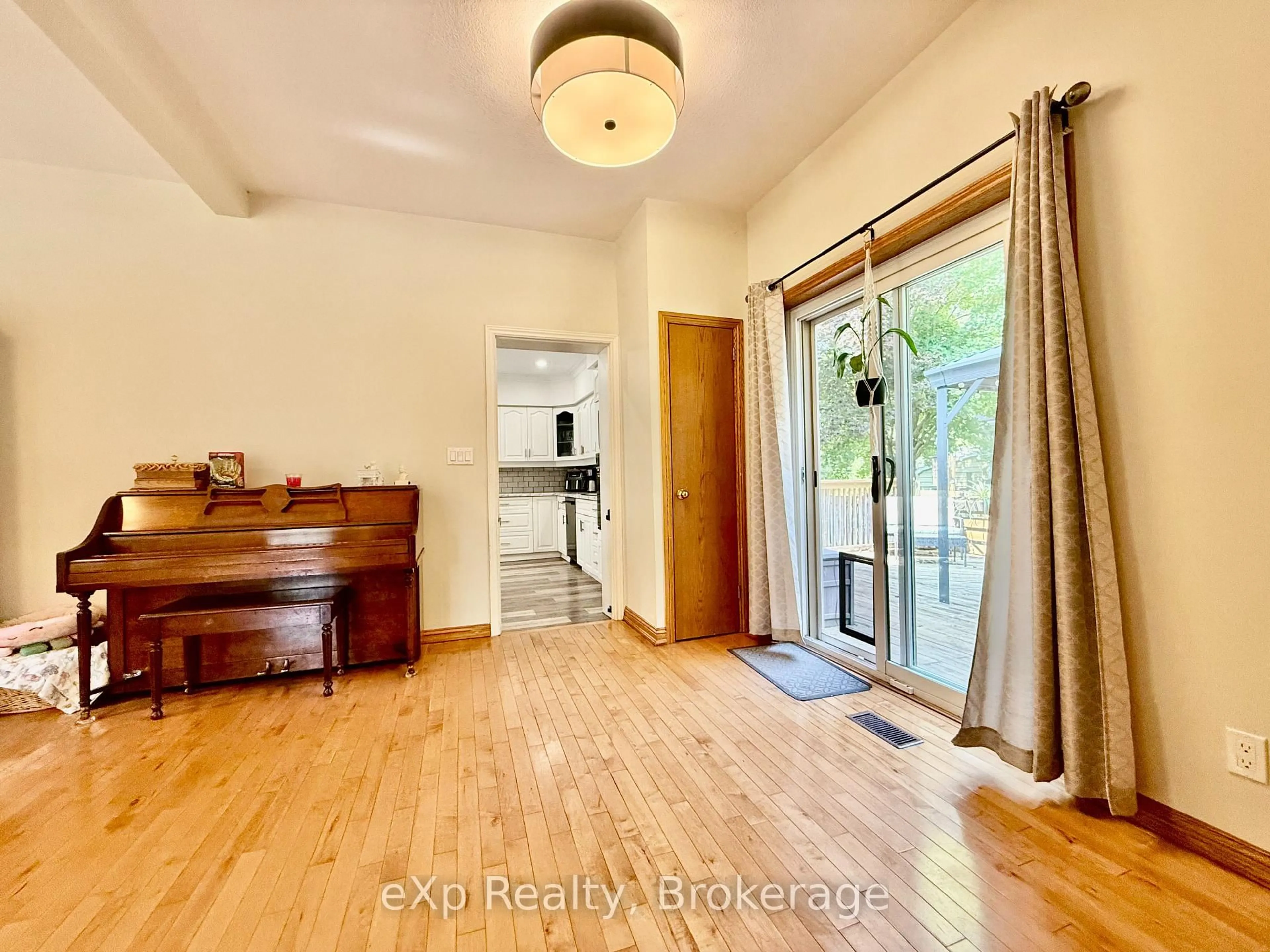 Indoor entryway for 507 Mary St, Brockton Ontario N0G 2V0
