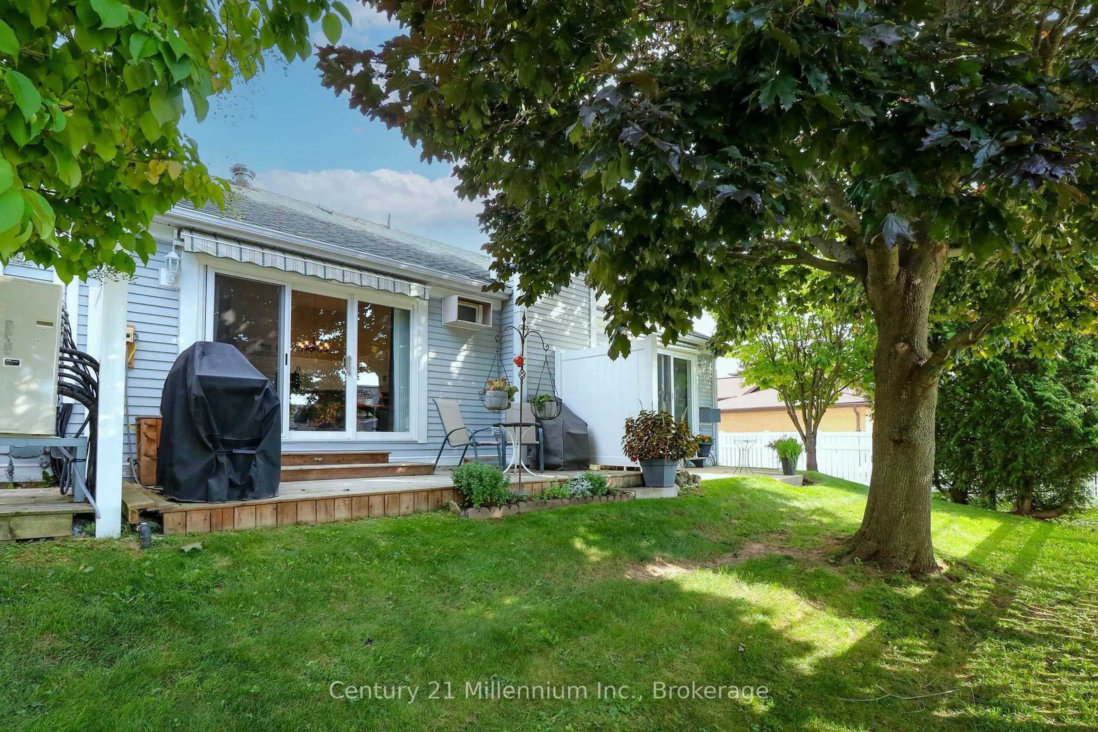 A pic from outside/outdoor area/front of a property/back of a property/a pic from drone, street for 83 Victoria St #7, Meaford Ontario N4L 1R4