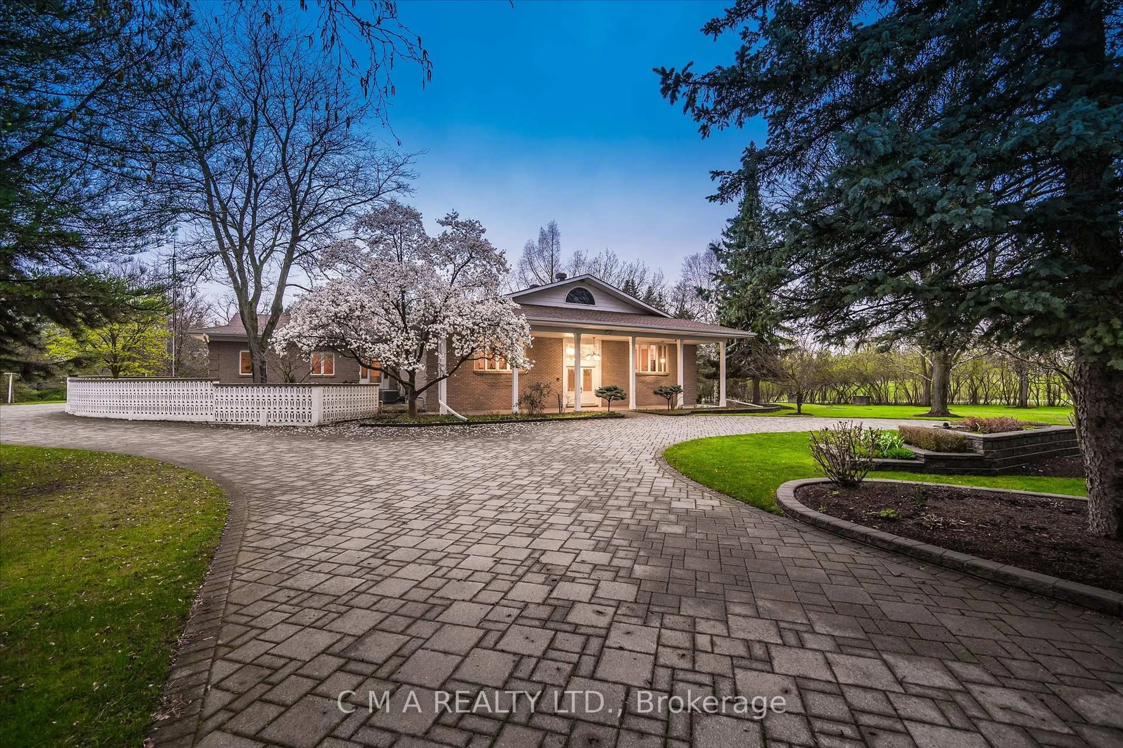 A pic from outside/outdoor area/front of a property/back of a property/a pic from drone, street for 35 Charing Cross, Waterloo Ontario N2J 4G8
