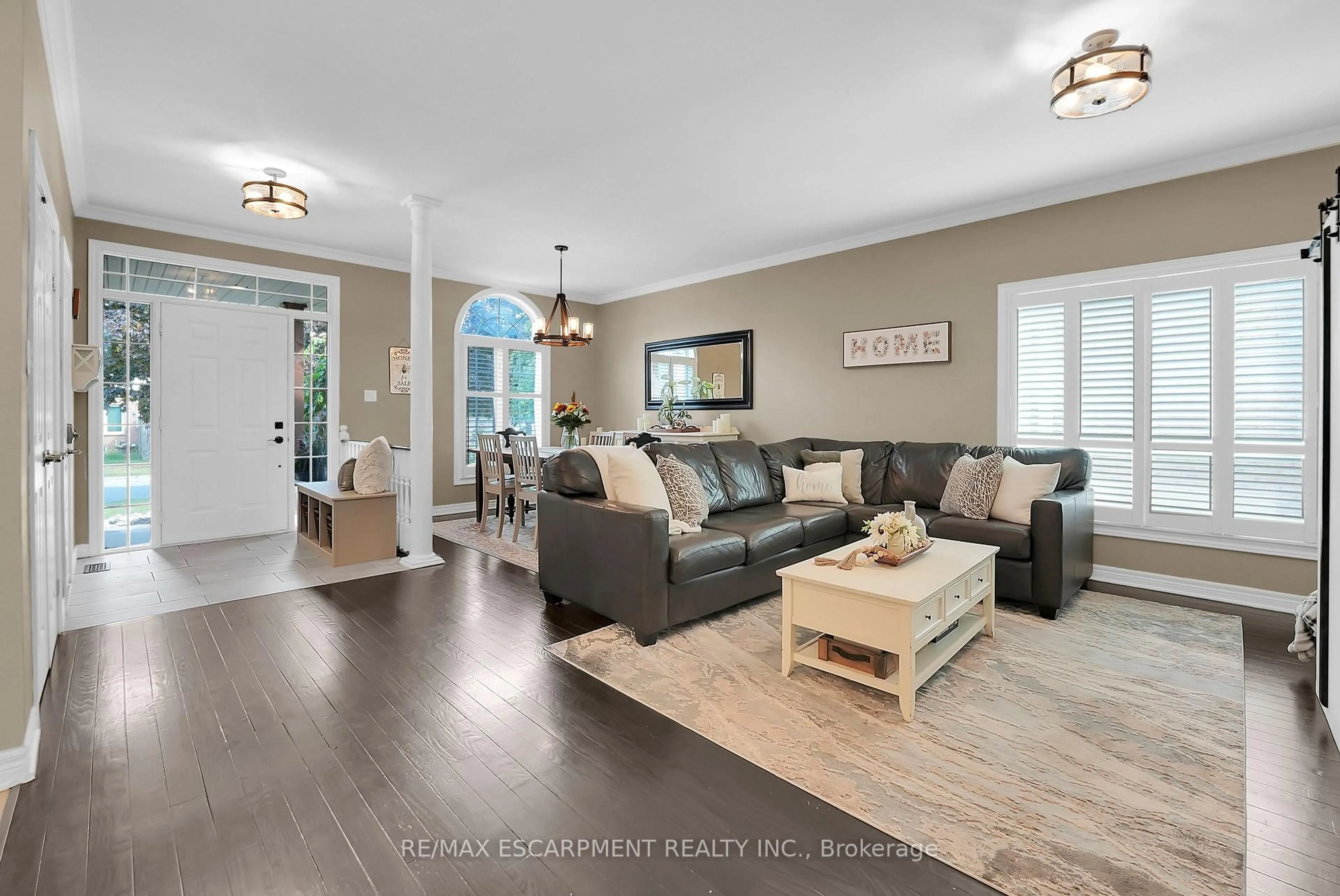 Living room with furniture, unknown for 4116 Walcot Crt, Lincoln Ontario L3J 0L9