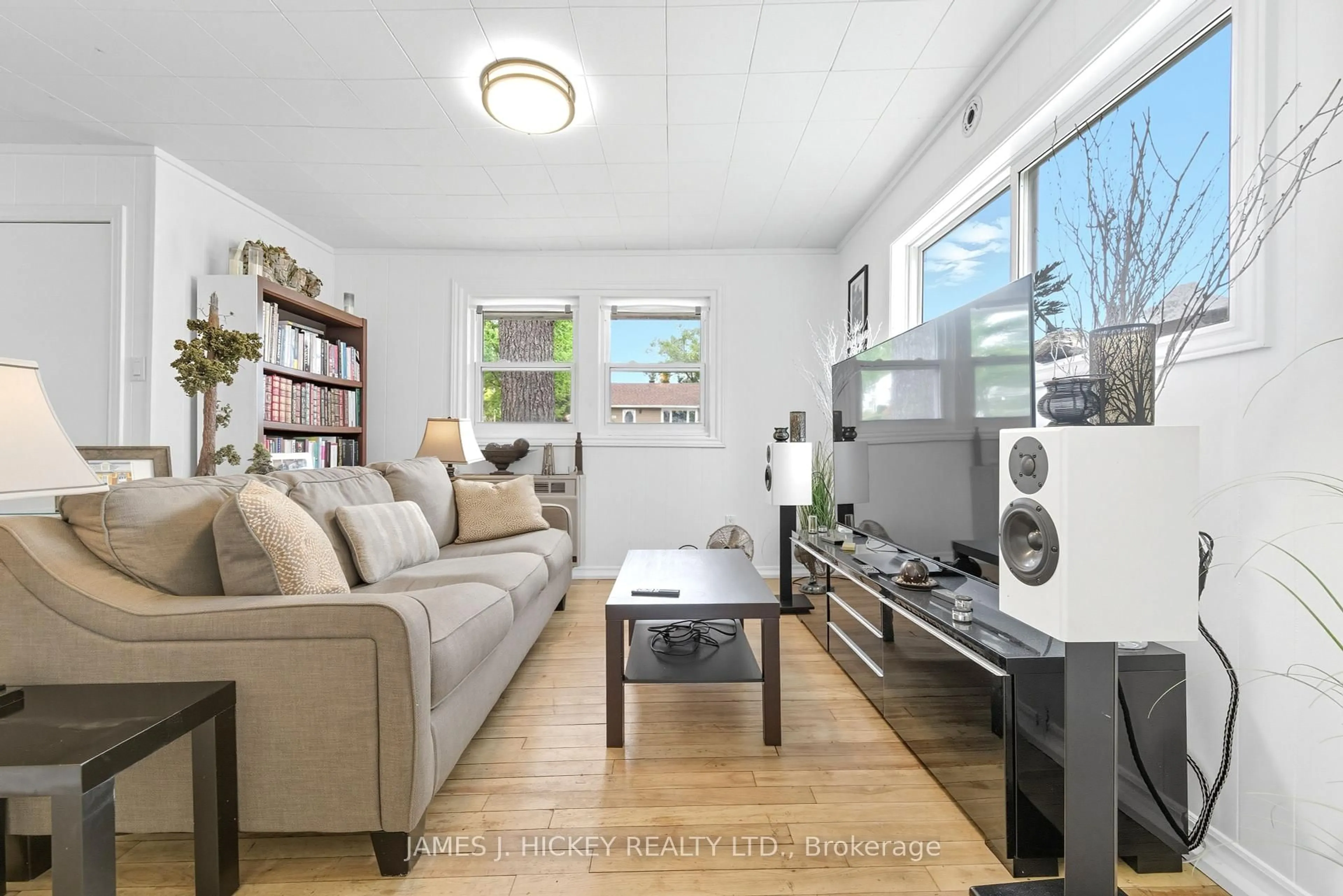 Living room with furniture, wood/laminate floor for 27 Summit St, Deep River Ontario K0J 1P0