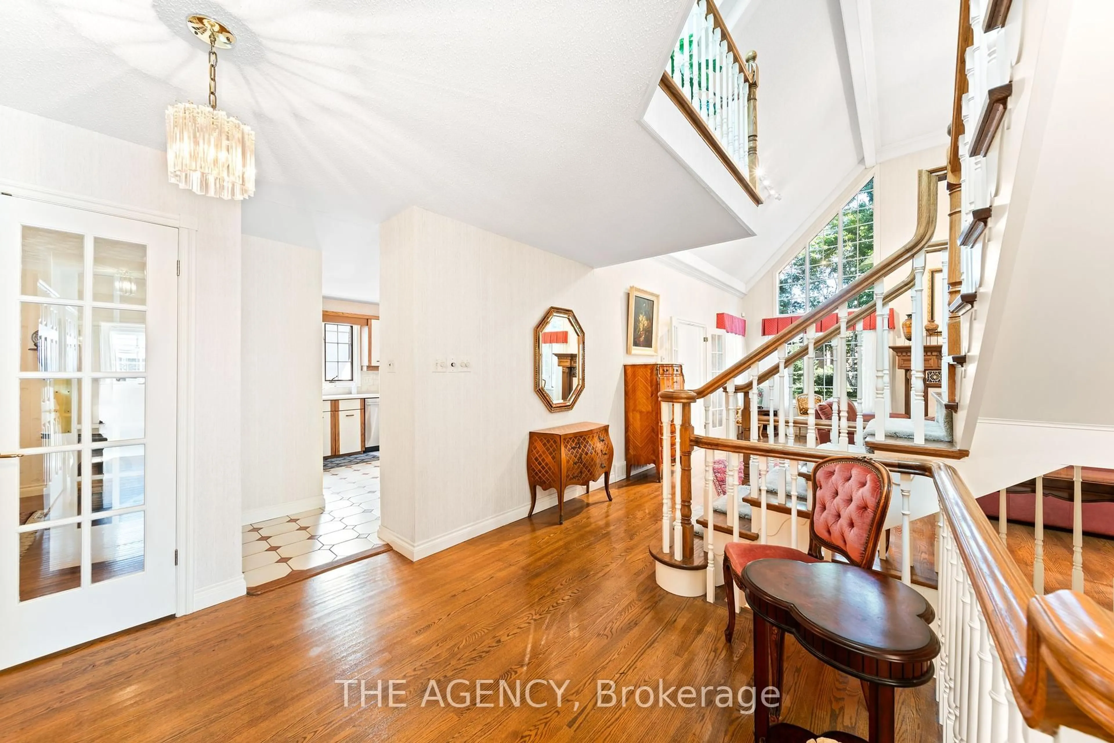 Indoor foyer for 462 Winchester Dr, Waterloo Ontario N2T 1K5