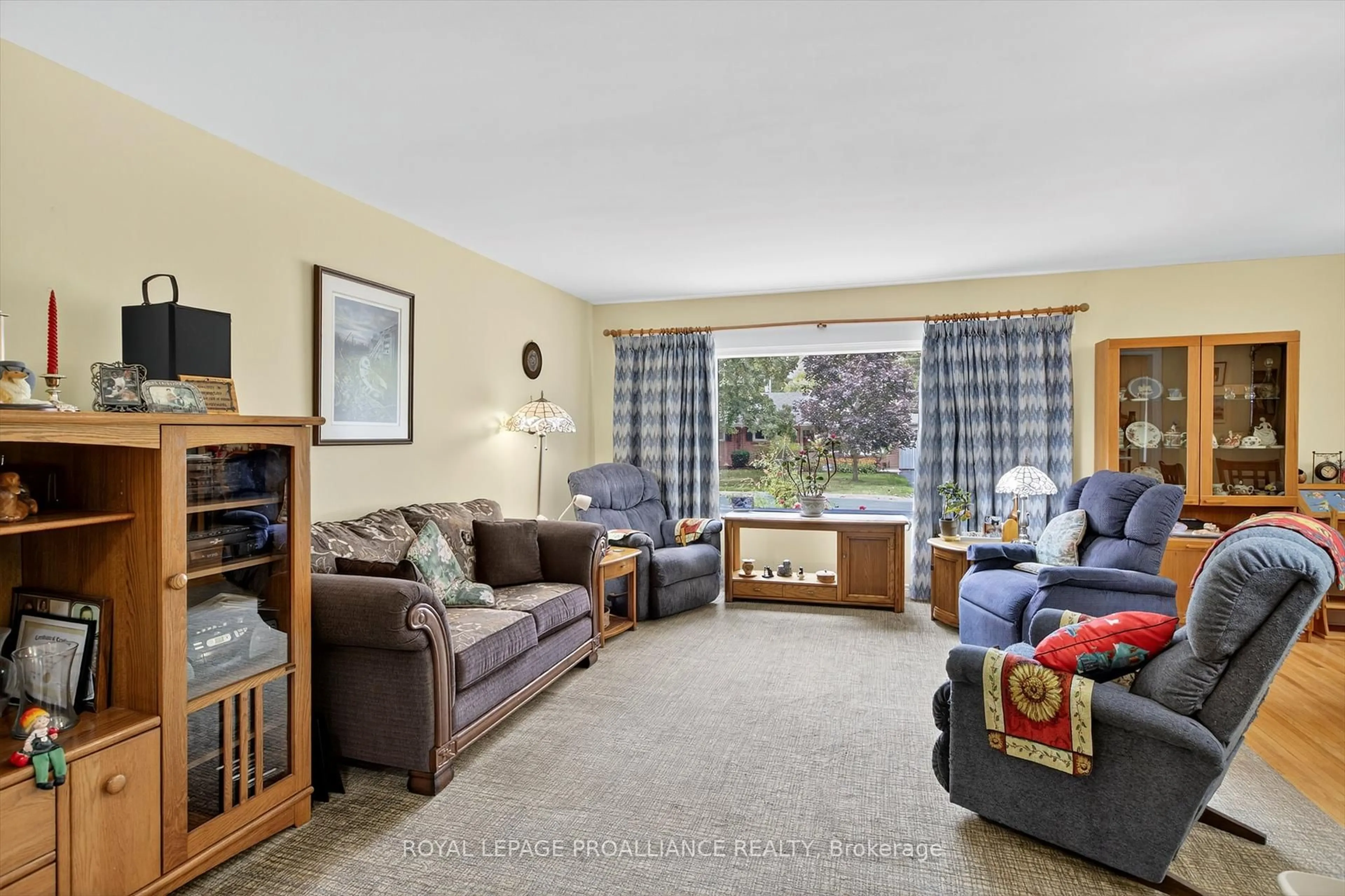 Living room with furniture, unknown for 776 Hopkins Ave, Peterborough Ontario K9J 4Y8
