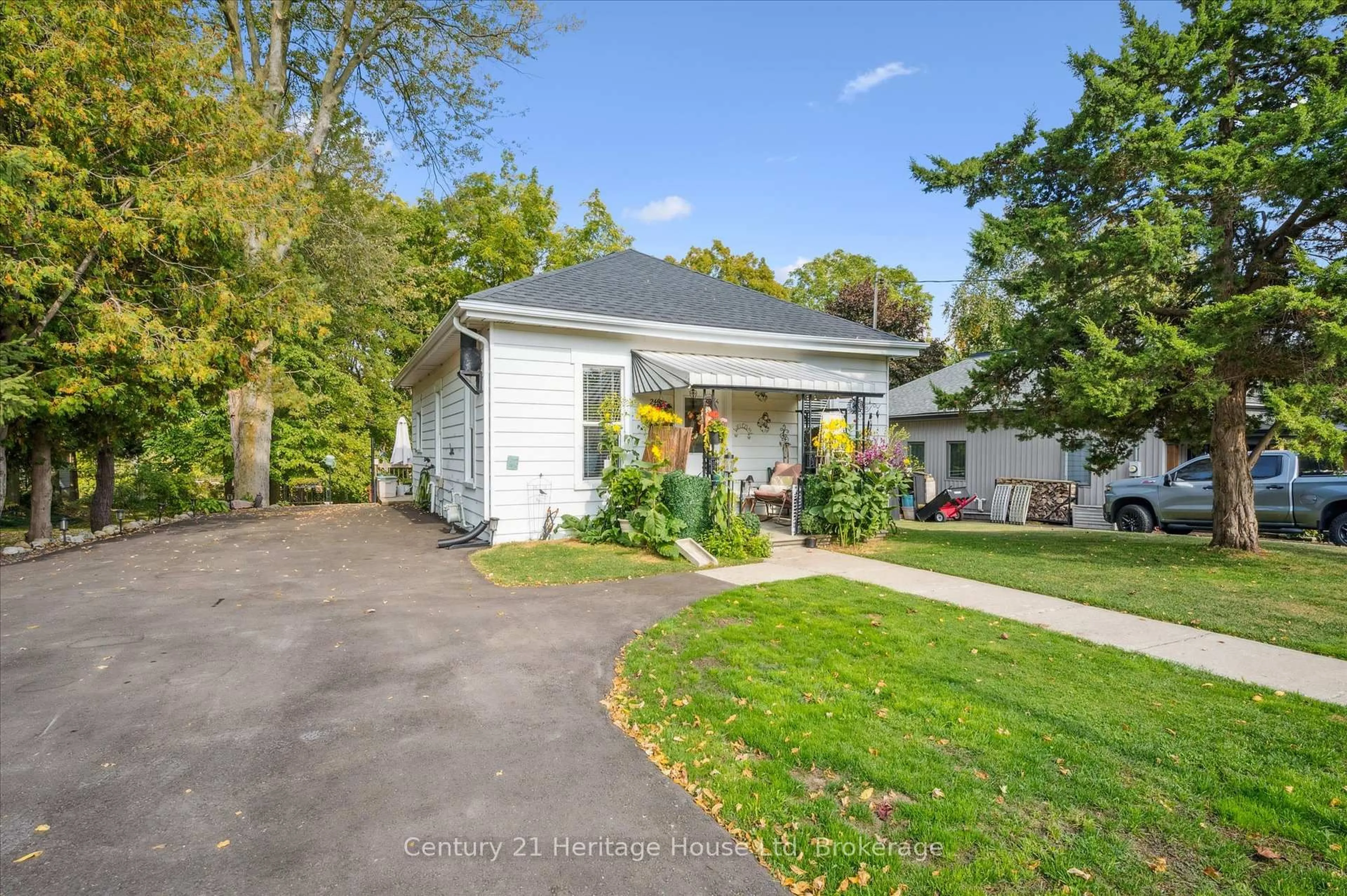 A pic from outside/outdoor area/front of a property/back of a property/a pic from drone, street for 246 Thames St, Ingersoll Ontario N5C 3E4