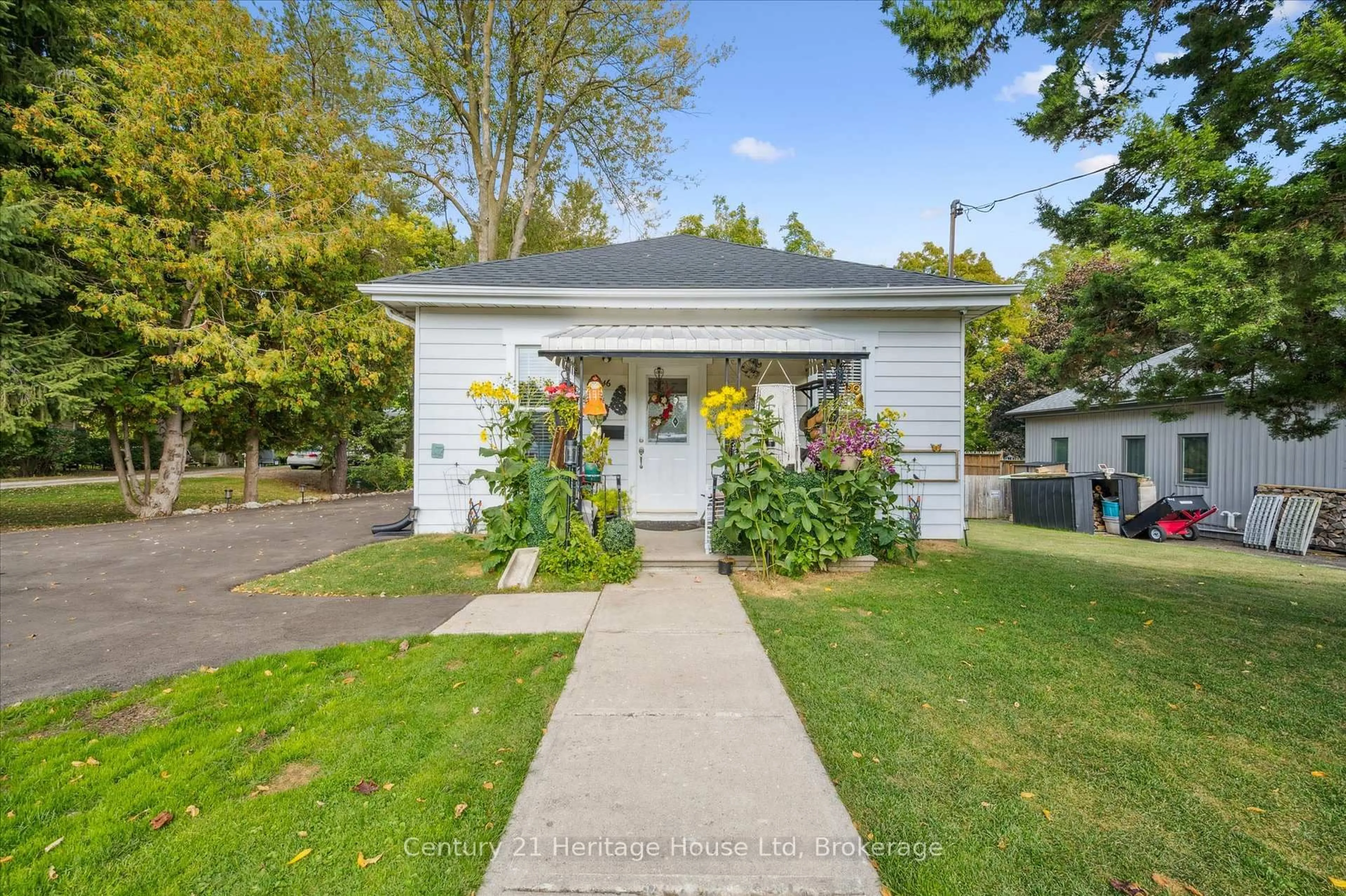 Unknown for 246 Thames St, Ingersoll Ontario N5C 3E4