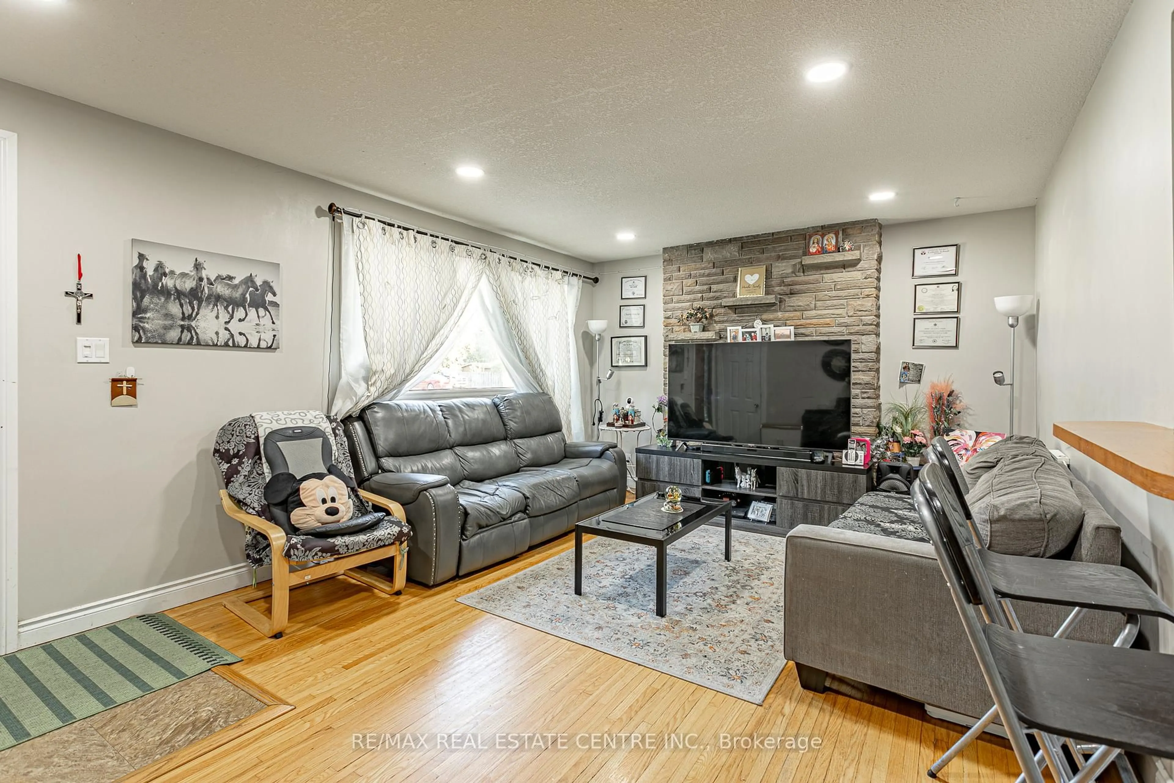 Living room with furniture, unknown for 1235 TOUKAY Cres, London East Ontario N5V 2X8