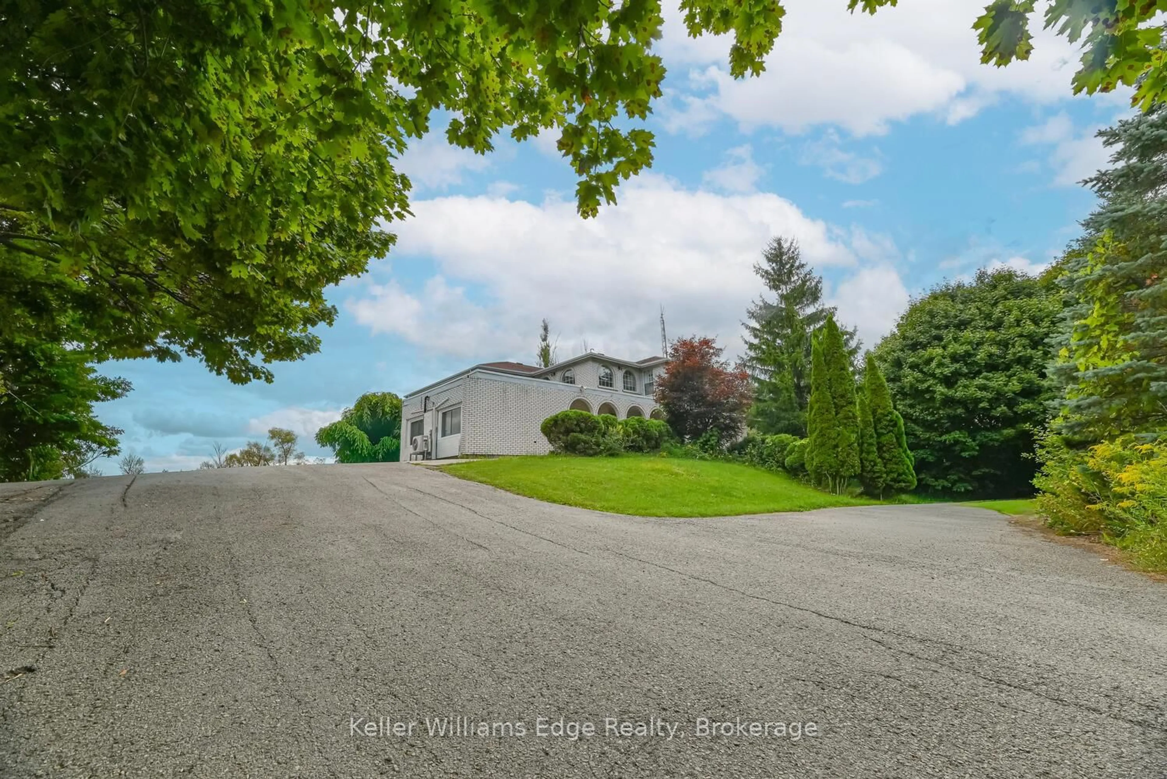 A pic from outside/outdoor area/front of a property/back of a property/a pic from drone, street for 282 Book Rd, Hamilton Ontario L9G 3L1
