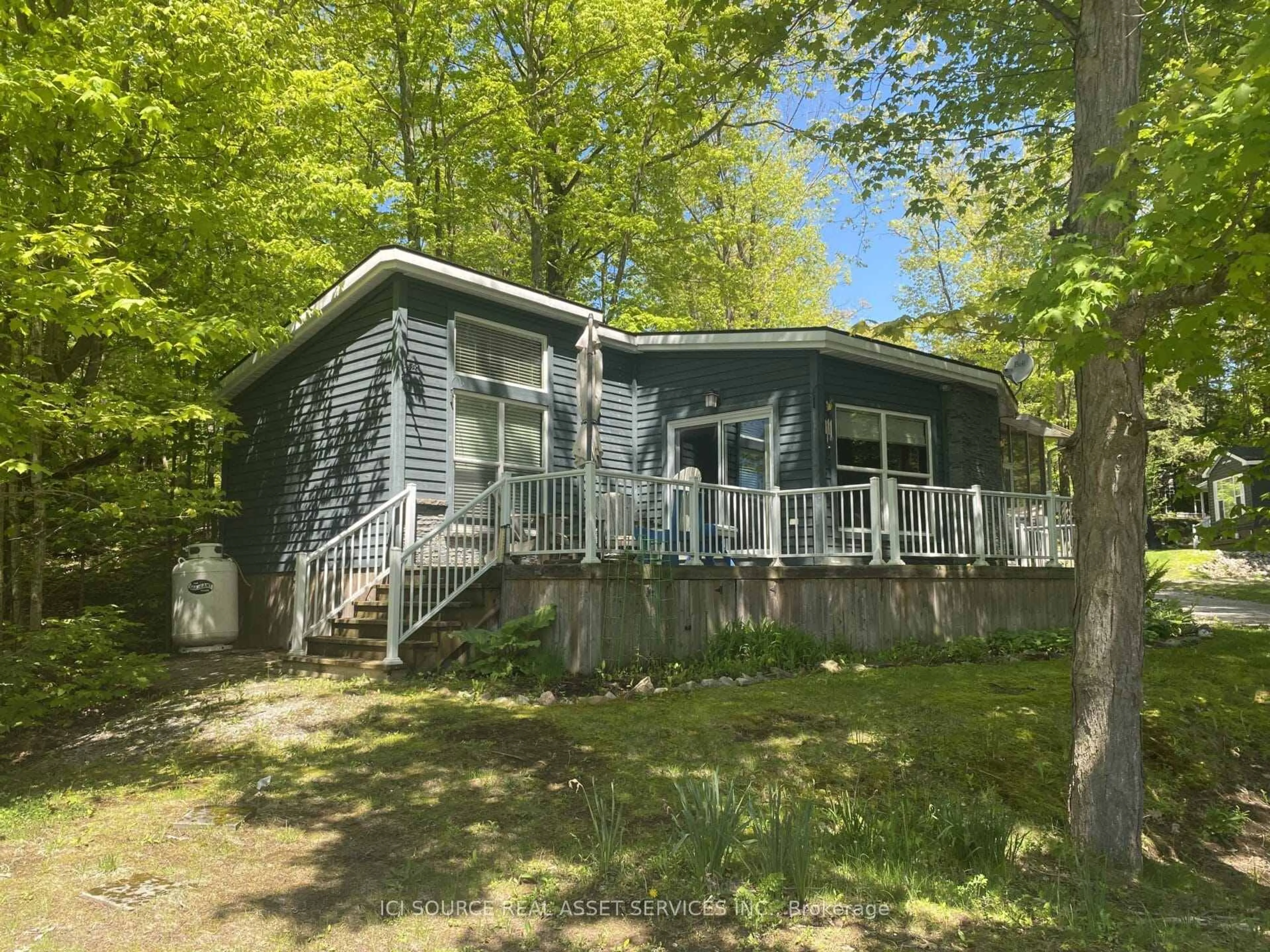 A pic from outside/outdoor area/front of a property/back of a property/a pic from drone, water/lake/river/ocean view for 1082 Shamrock Marina Rd #SMR114, Gravenhurst Ontario P0E 1N0