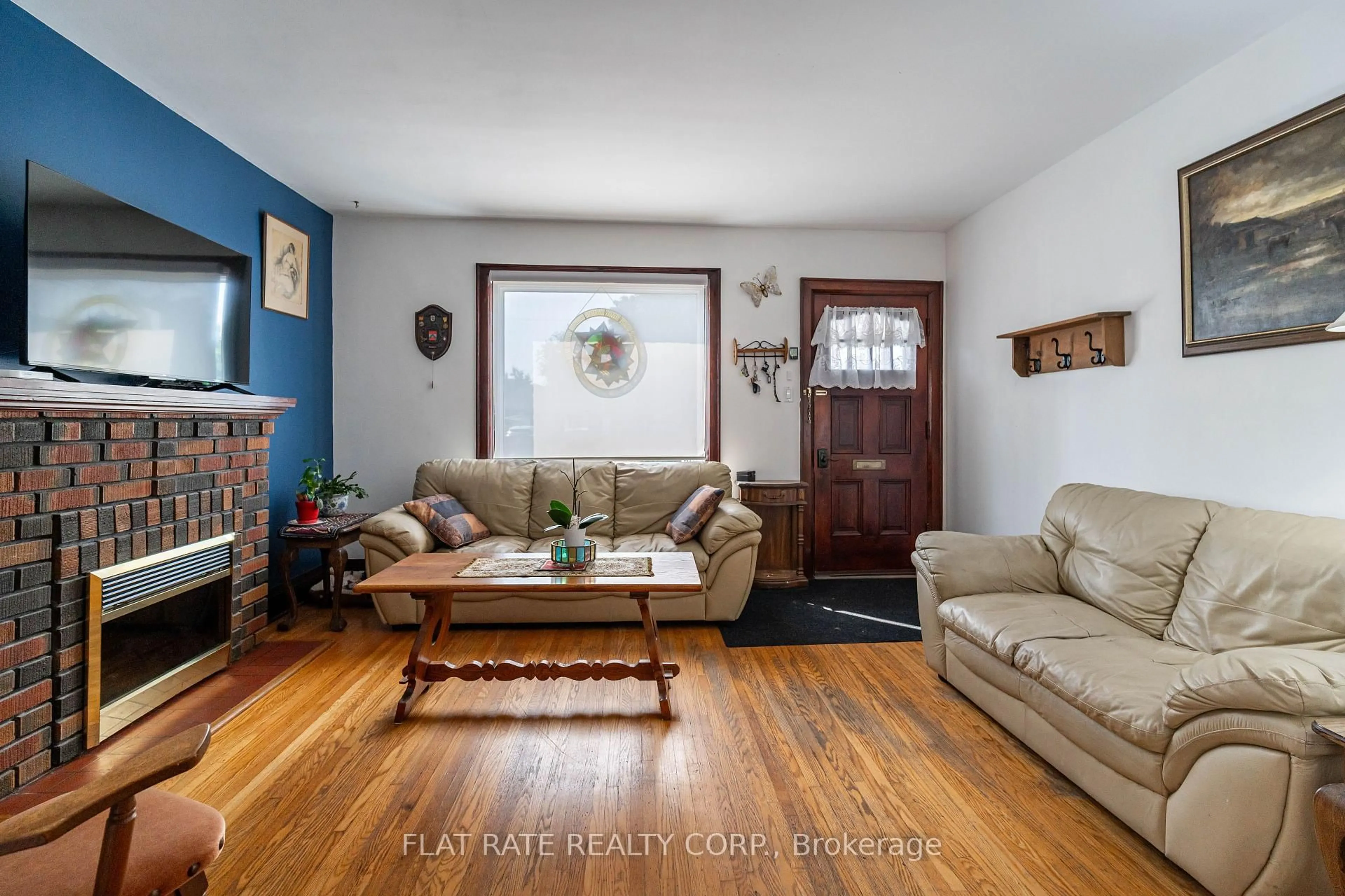 Living room with furniture, unknown for 596 McCannan Ave, Peterborough Ontario K9J 4J6
