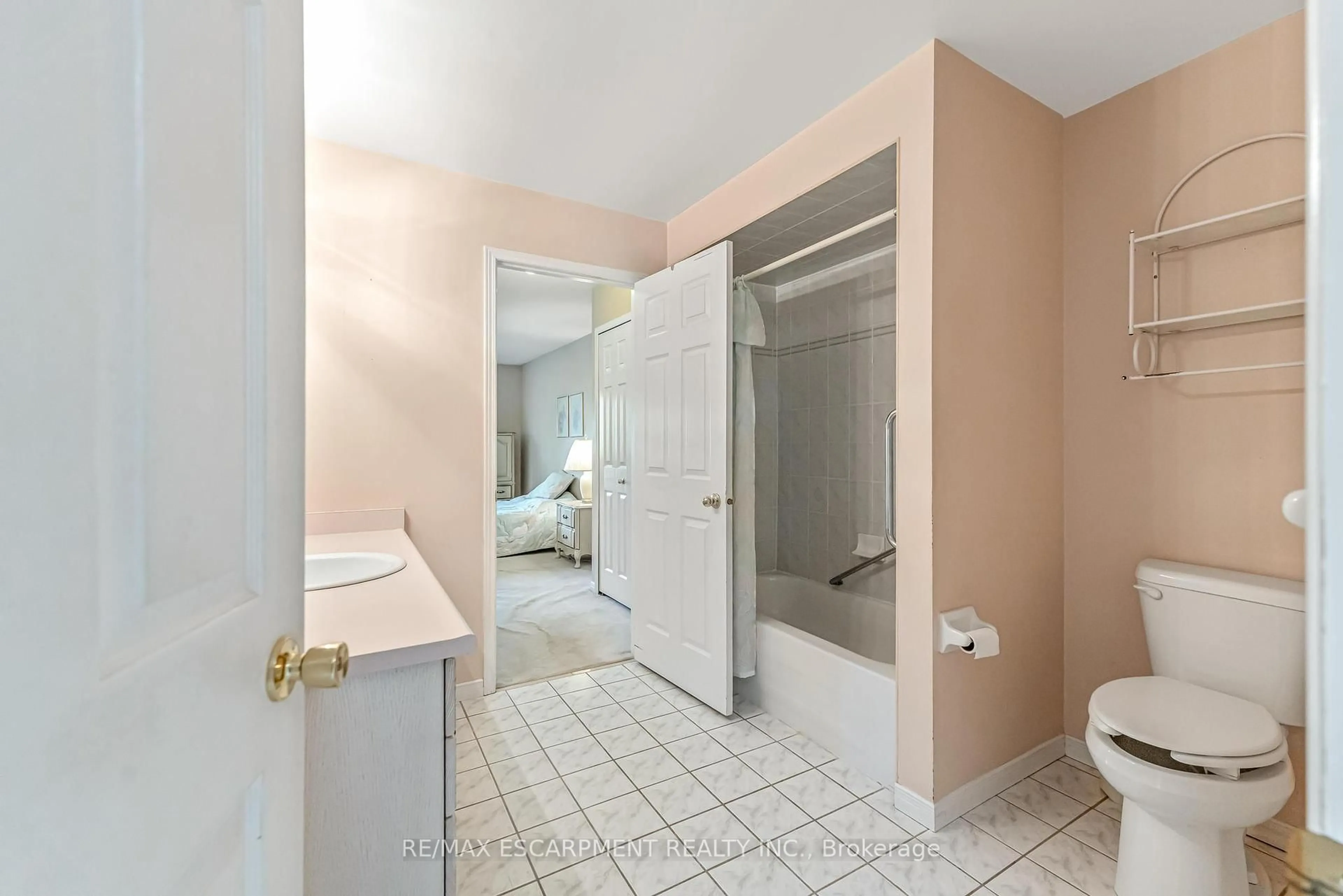 Standard bathroom, ceramic/tile floor for 25 Kitty Murray Lane #17, Hamilton Ontario L9K 1L3