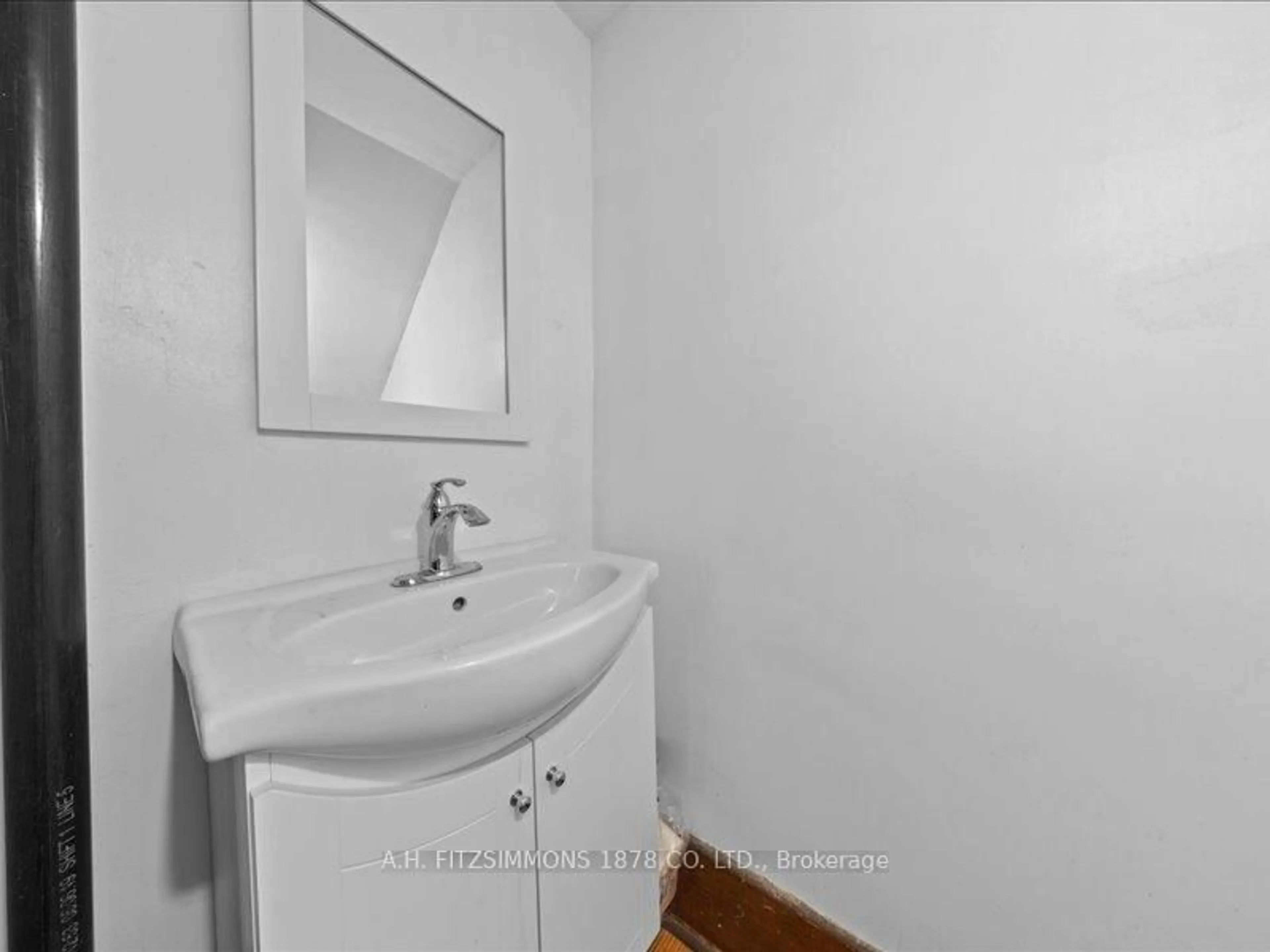 Standard bathroom, unknown for 18-20 Woodlawn Ave, Ottawa Ontario K1S 2S9