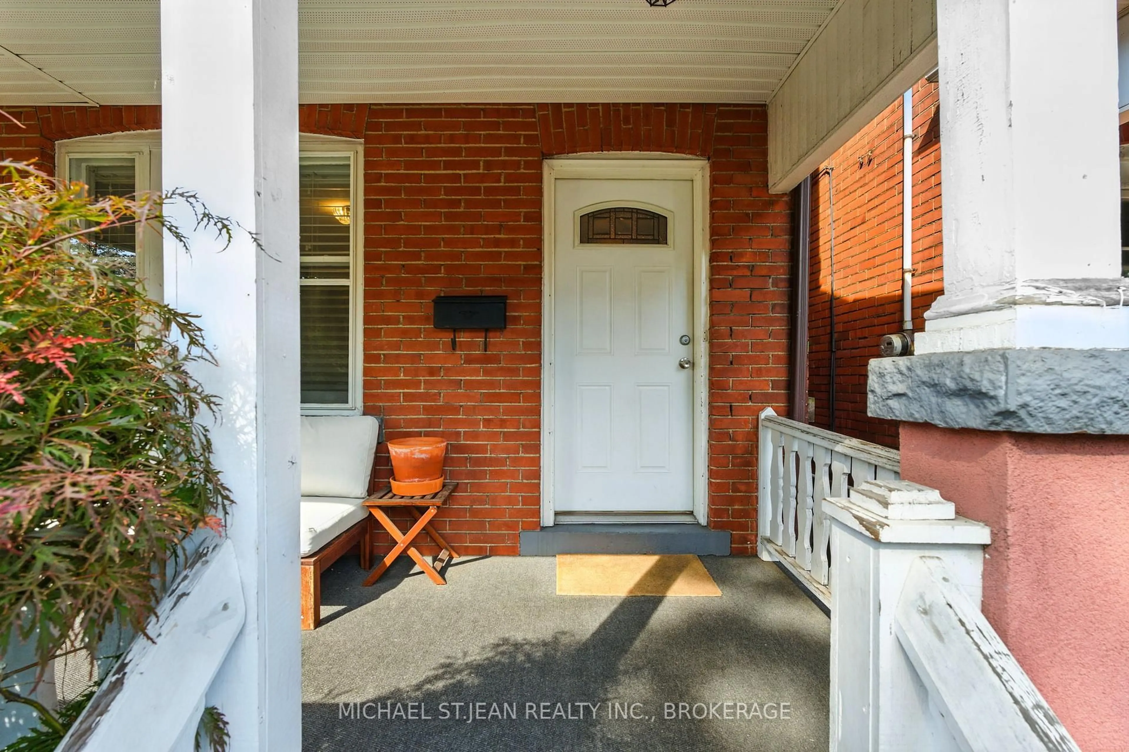 Indoor entryway for 119 Rosslyn Ave, Hamilton Ontario L8L 7P5