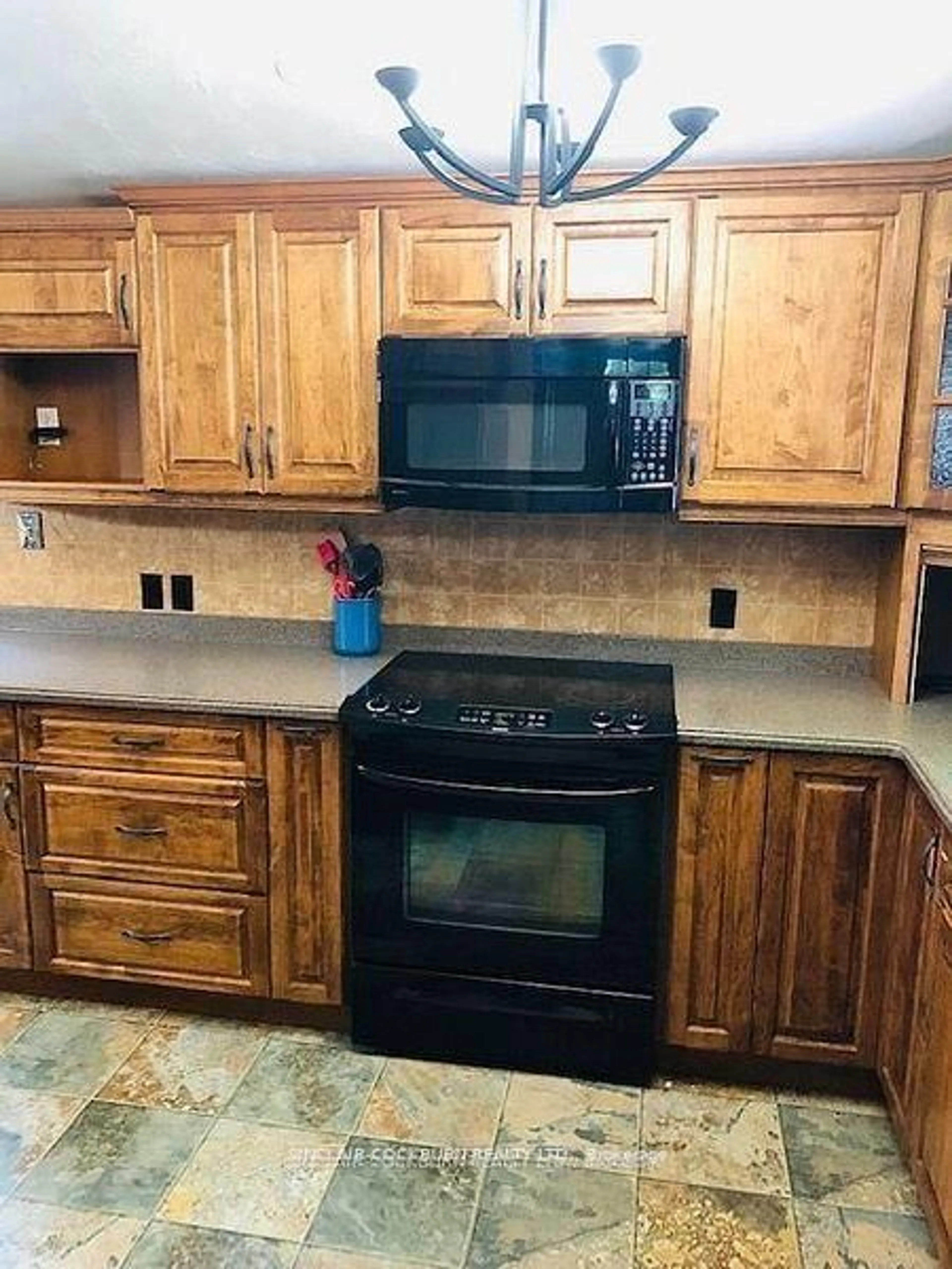 Standard kitchen, ceramic/tile floor for 1238 Carlsmount Rd, Bracebridge Ontario P1L 1X1