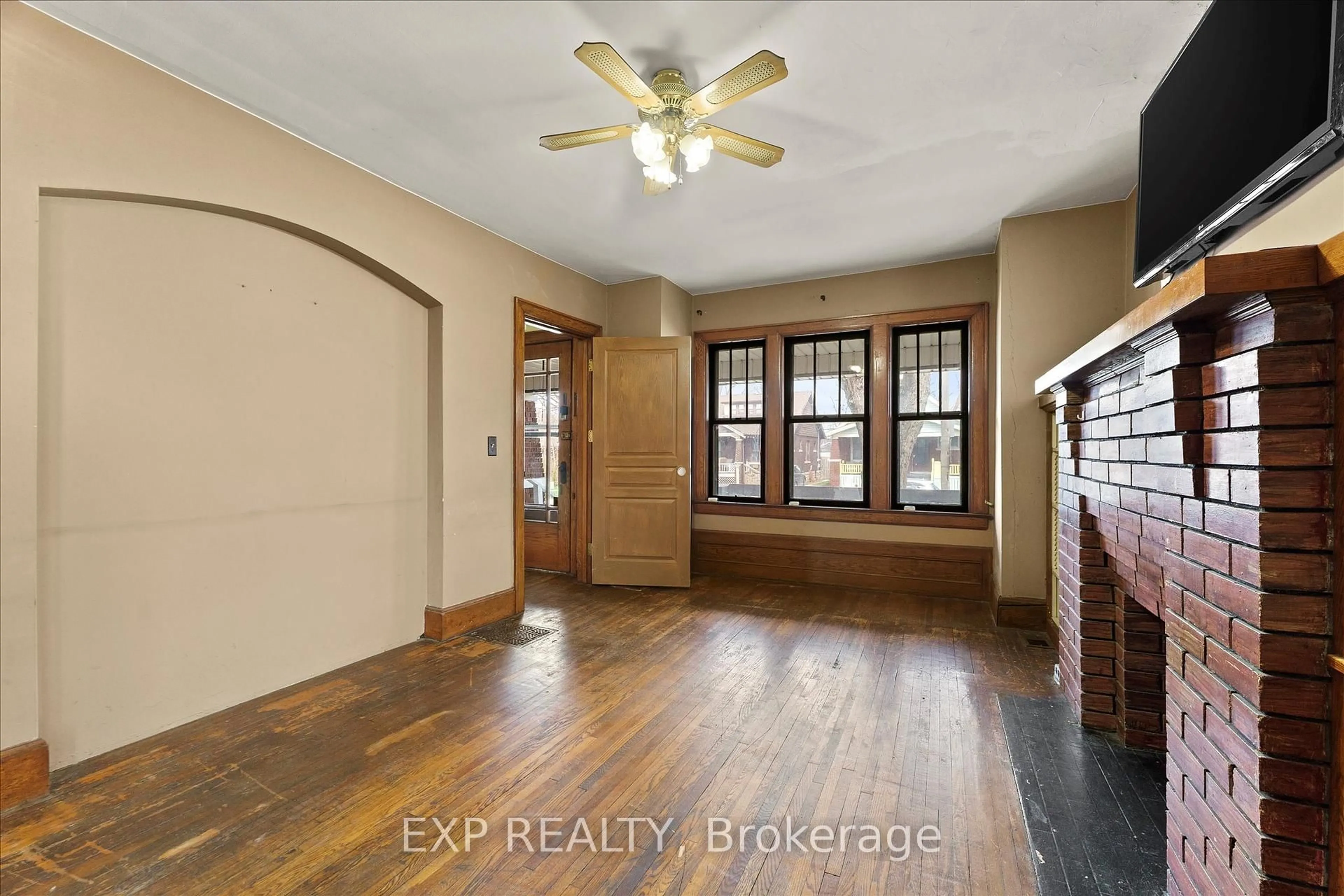 Indoor entryway for 1427 Bruce Ave, Windsor Ontario N8X 1X6