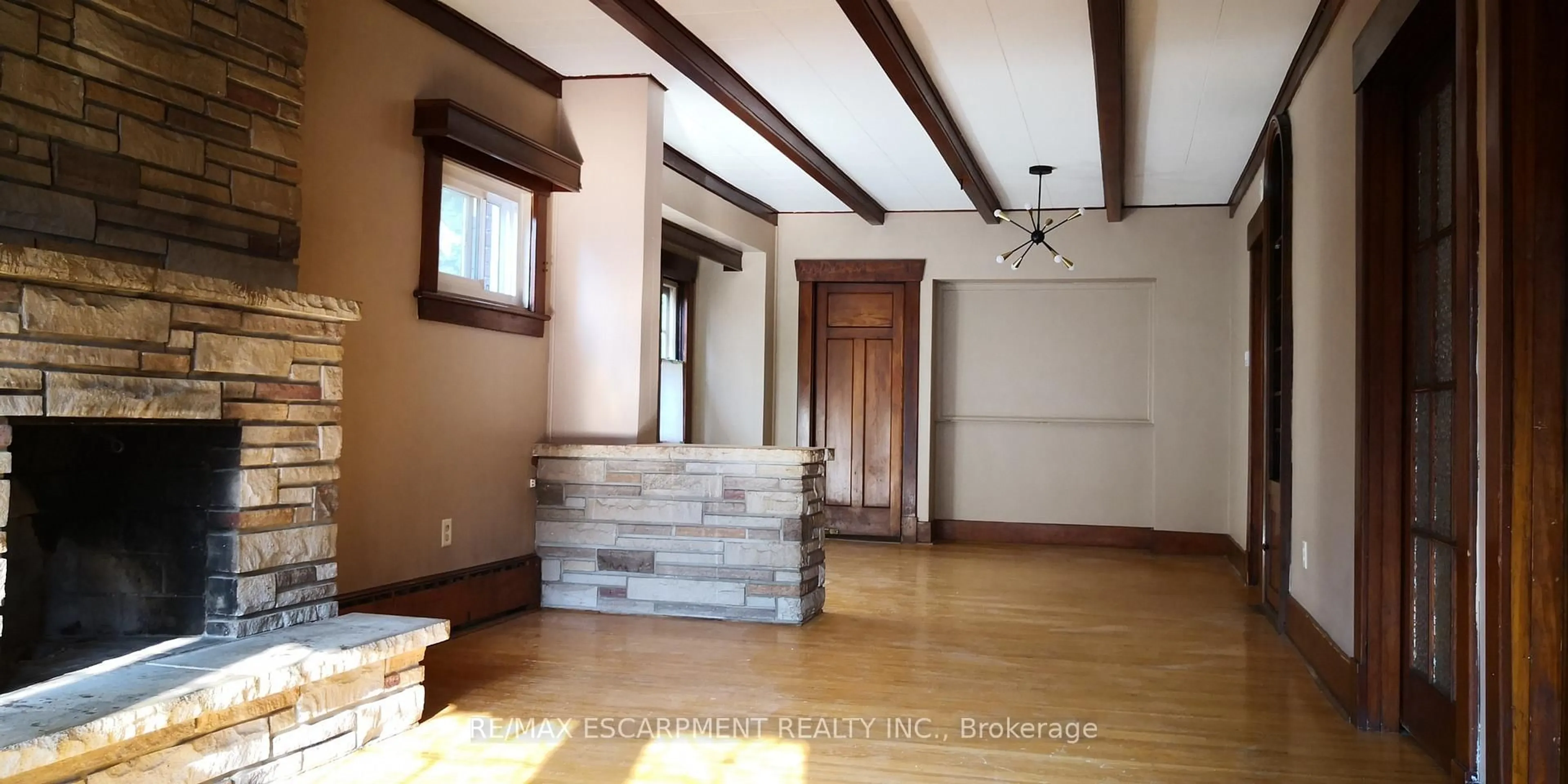 Indoor foyer for 167 BALMORAL Ave, Hamilton Ontario L8M 3K2