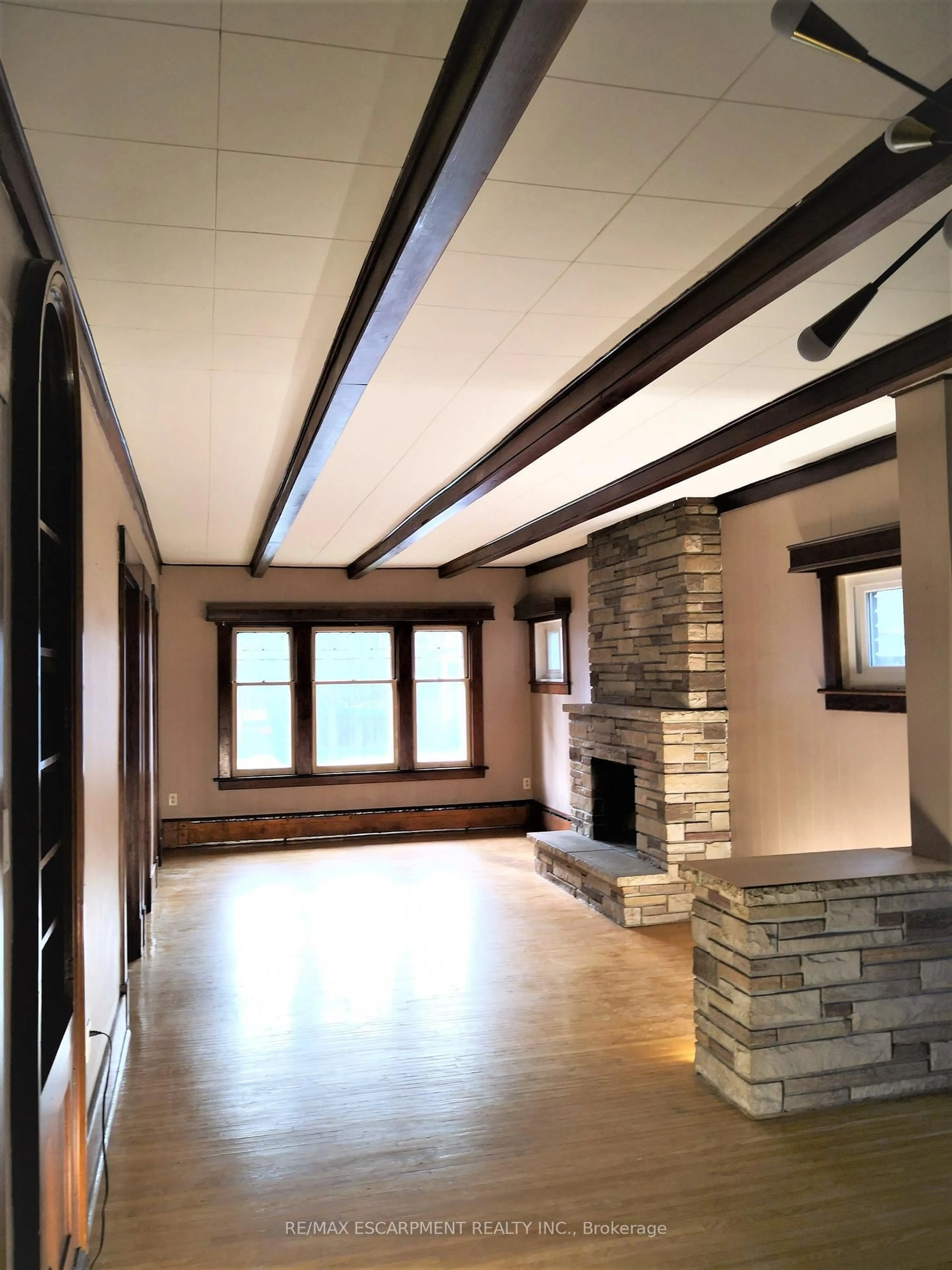 Indoor foyer for 167 BALMORAL Ave, Hamilton Ontario L8M 3K2