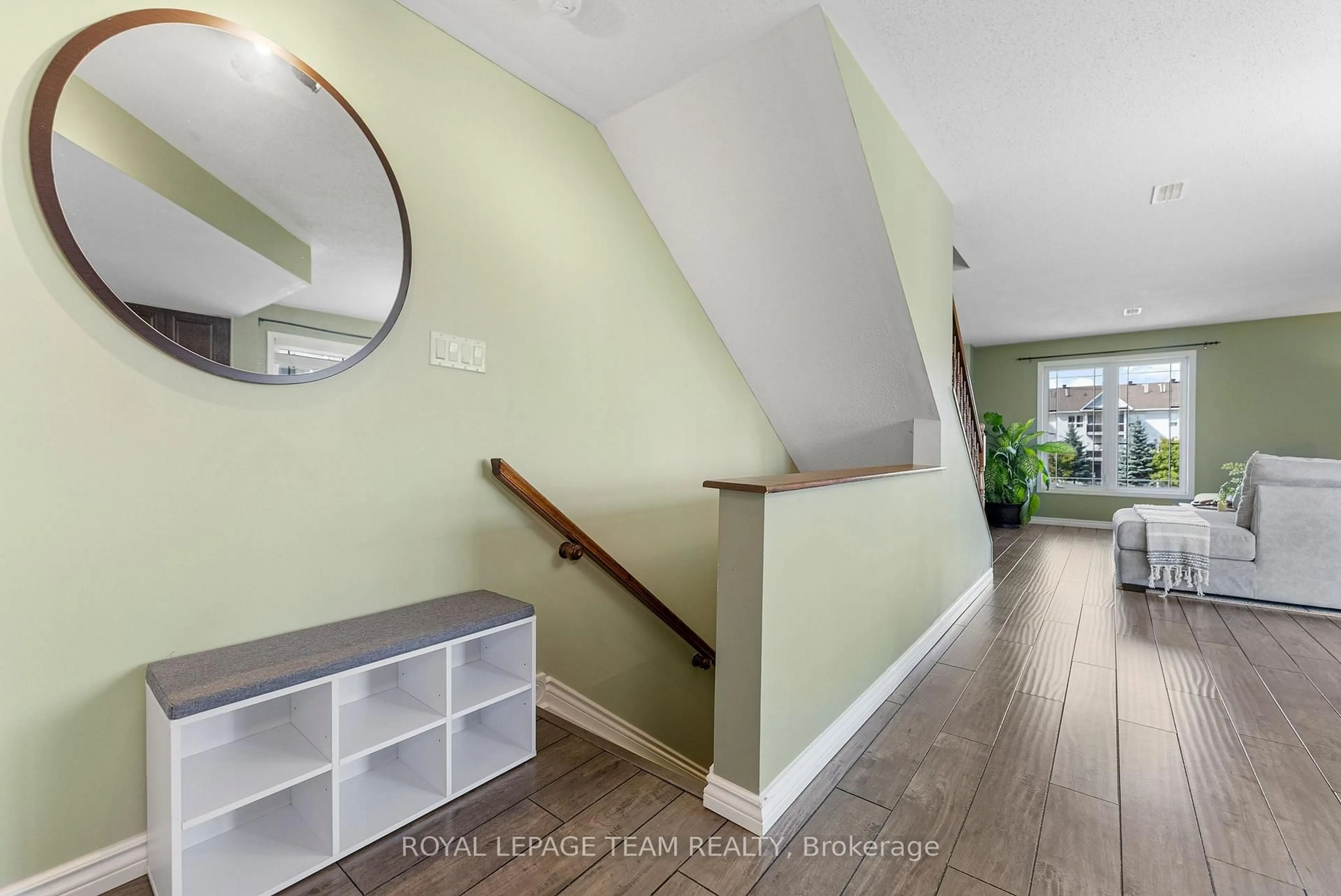 Indoor entryway for 368 Crownridge Dr, Kanata Ontario K2M 3A4